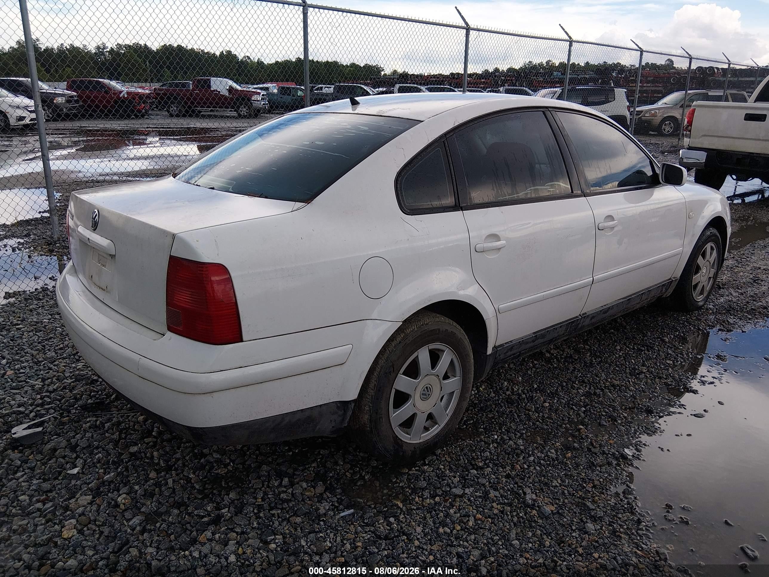 2001 Volkswagen Passat Gls White vin: WVWAC63B11P001582