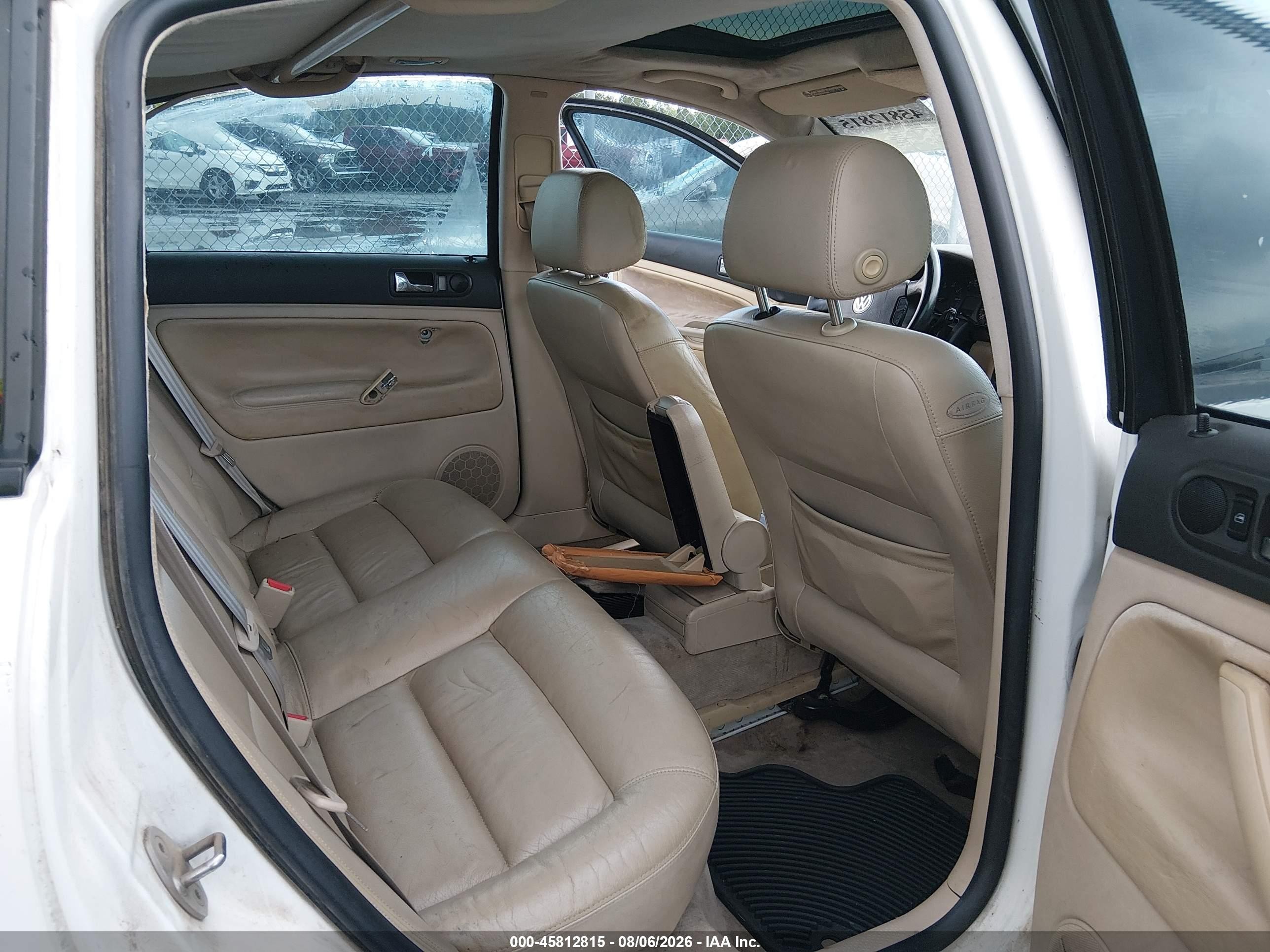 2001 Volkswagen Passat Gls White vin: WVWAC63B11P001582