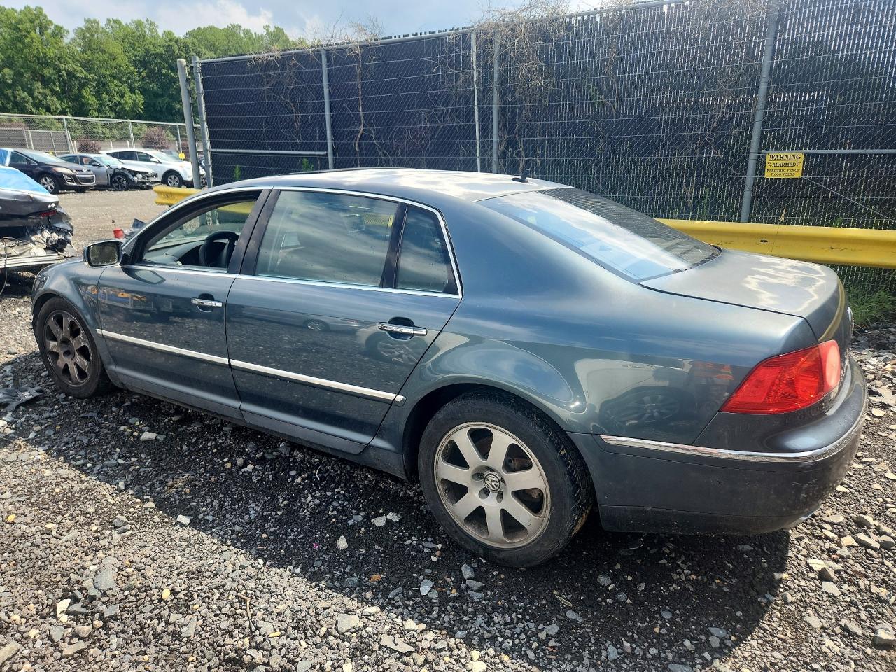 2004 Volkswagen Phaeton 4.2 Blue vin: WVWAF63D348009738