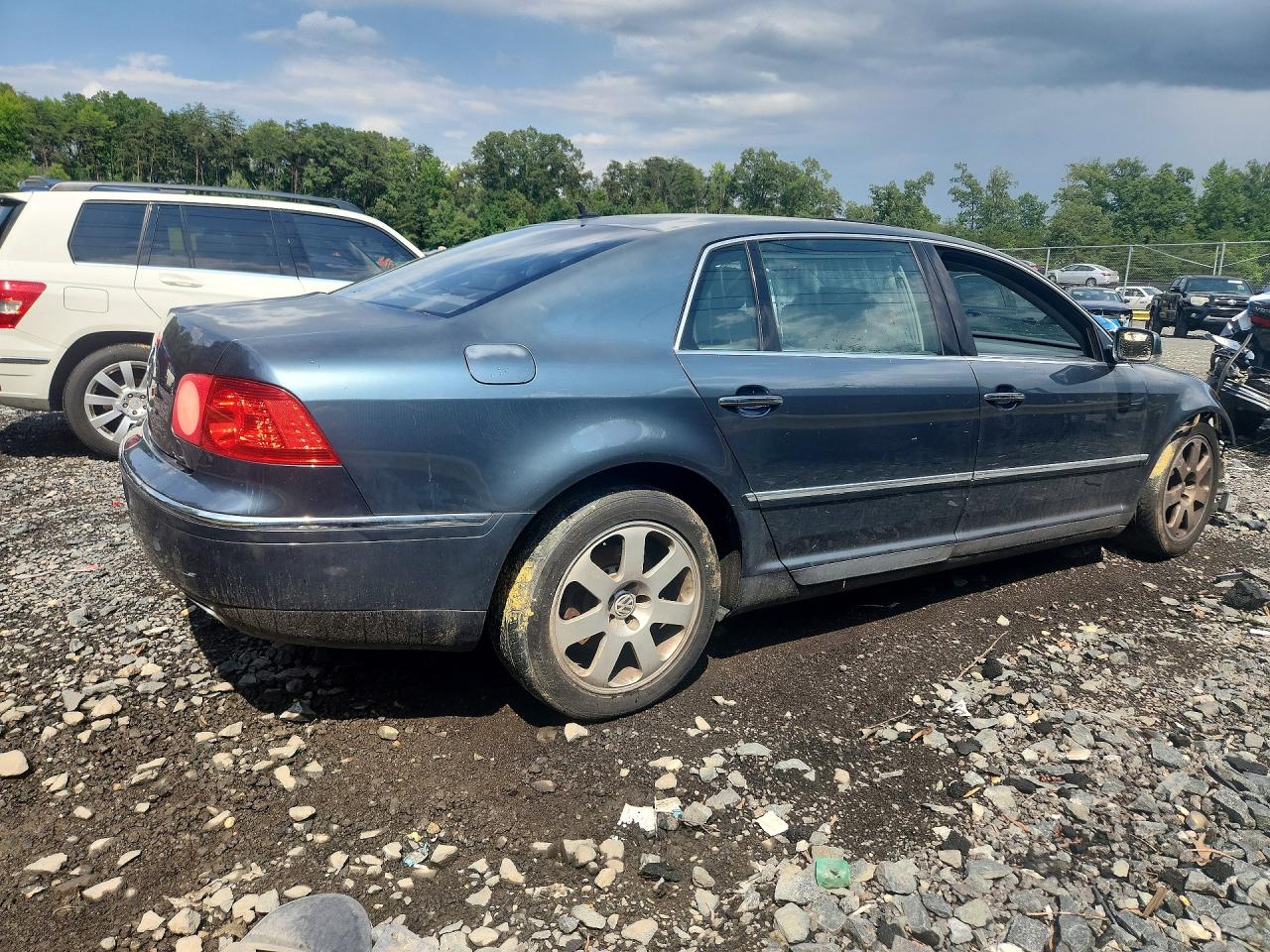 2004 Volkswagen Phaeton 4.2 Blue vin: WVWAF63D348009738
