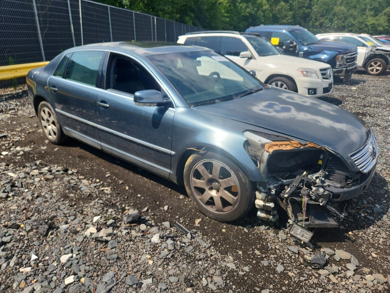 2004 Volkswagen Phaeton 4.2 Blue vin: WVWAF63D348009738
