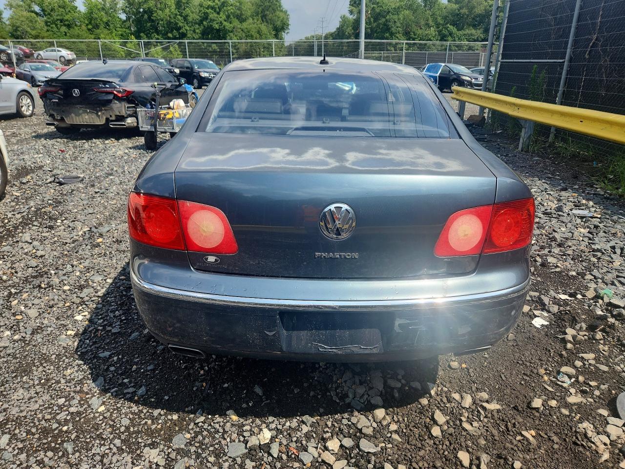 2004 Volkswagen Phaeton 4.2 Blue vin: WVWAF63D348009738