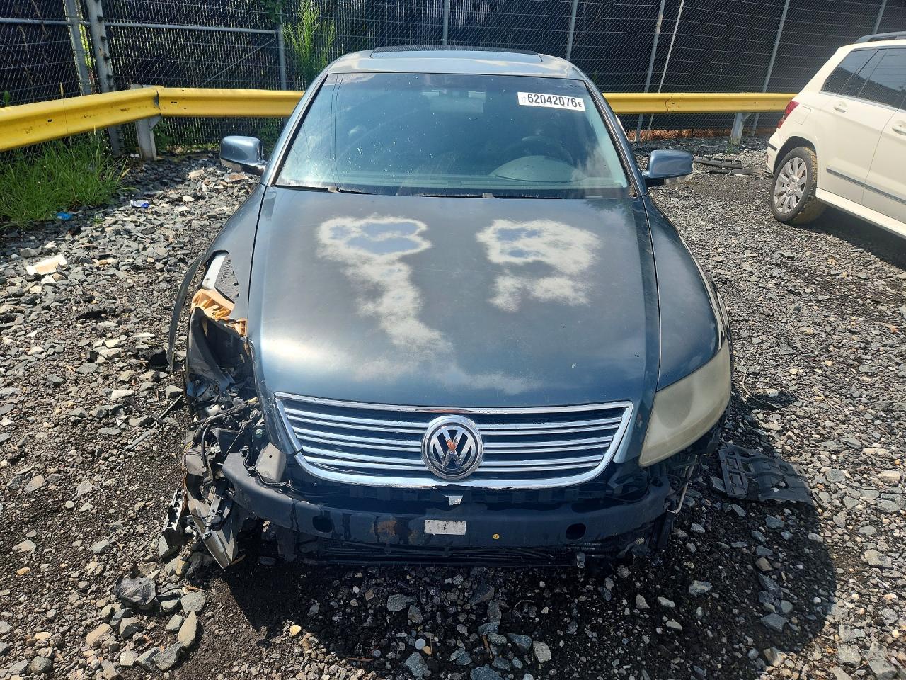 2004 Volkswagen Phaeton 4.2 Blue vin: WVWAF63D348009738