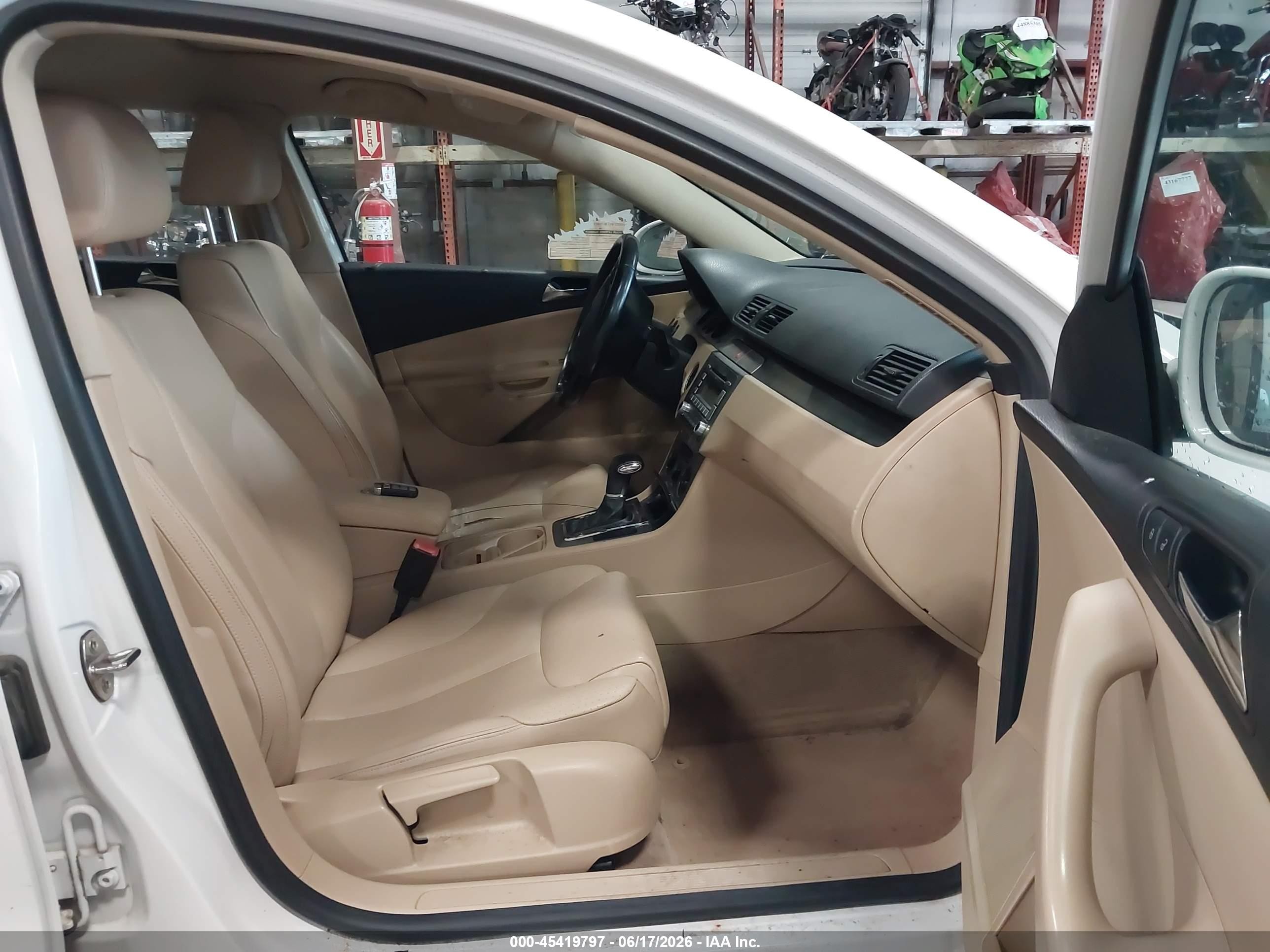 2007 Volkswagen Passat 2.0t Wolfsburg Edition White vin: WVWAK73C07P137261