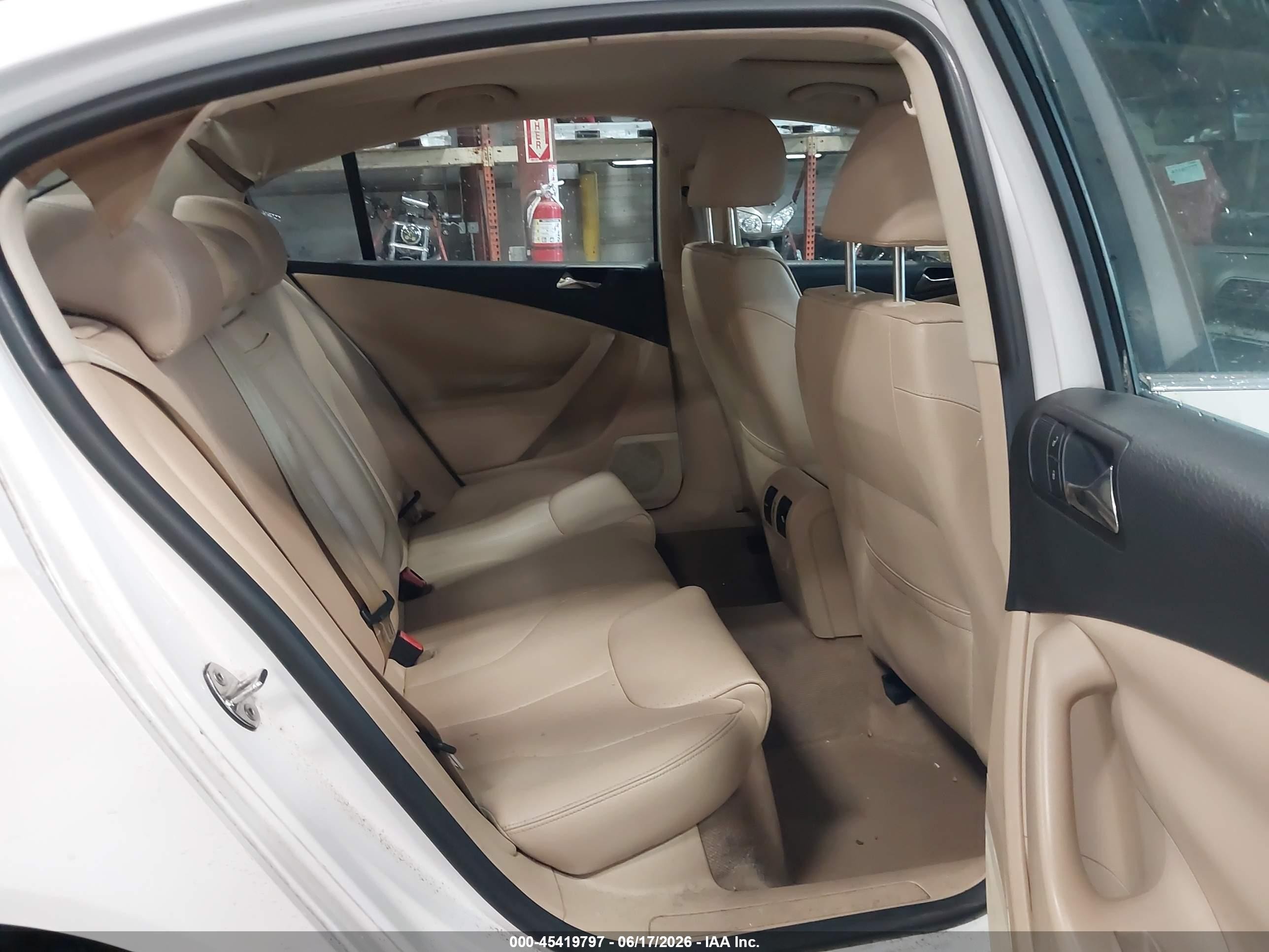 2007 Volkswagen Passat 2.0t Wolfsburg Edition White vin: WVWAK73C07P137261