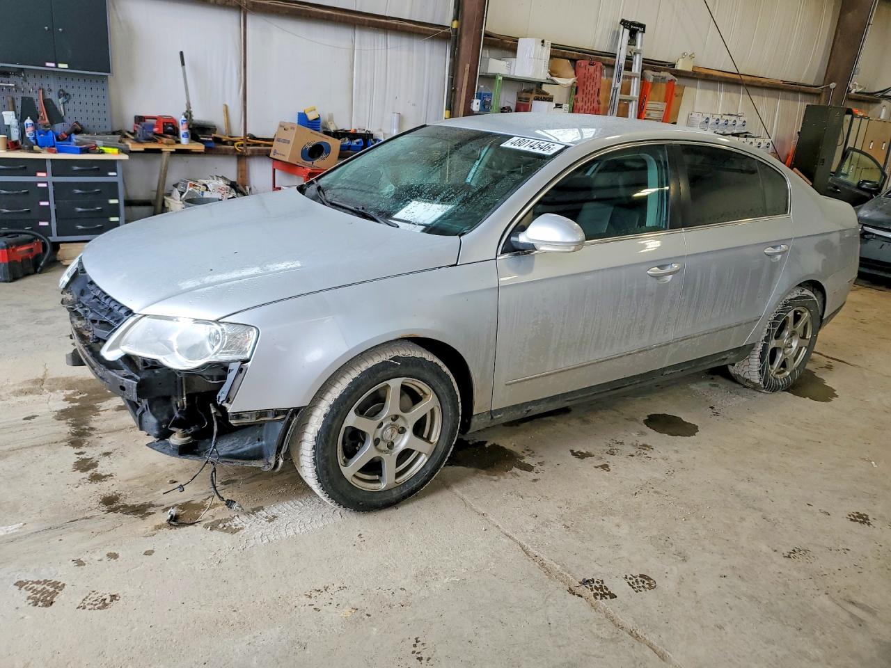 2010 Volkswagen Passat 2.0t Серебряный vin: WVWAK9AN4AE080761
