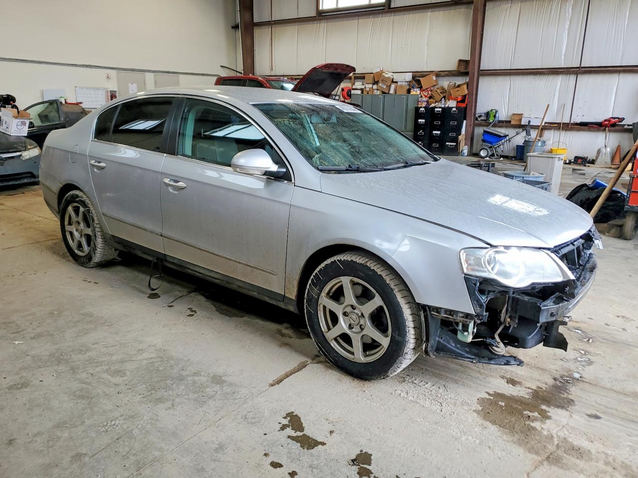 2010 Volkswagen Passat 2.0t Серебряный vin: WVWAK9AN4AE080761