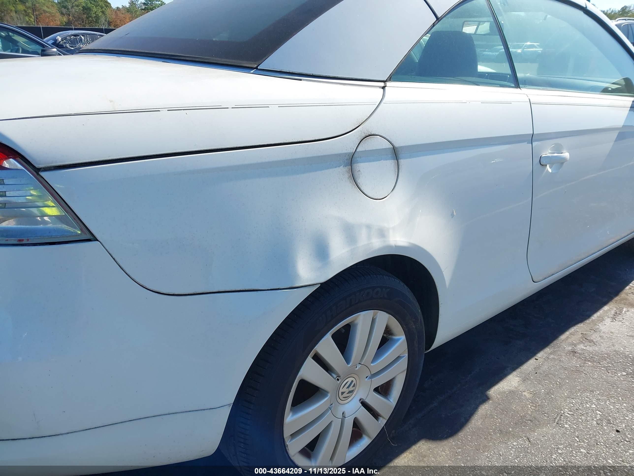 2009 Volkswagen Eos Komfort White vin: WVWBA71F09V023201