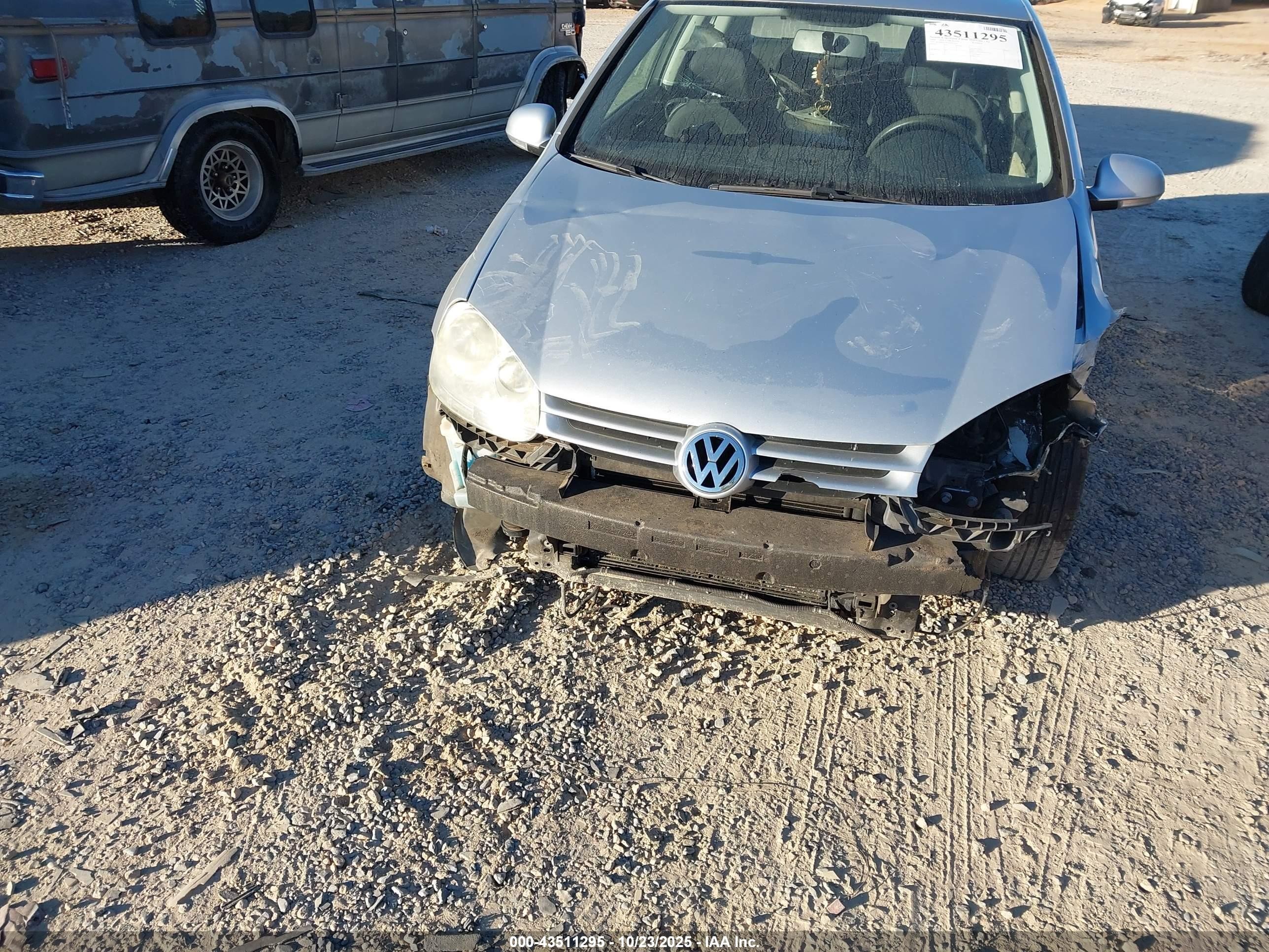 2009 Volkswagen Rabbit S Silver vin: WVWBA71K19W050074