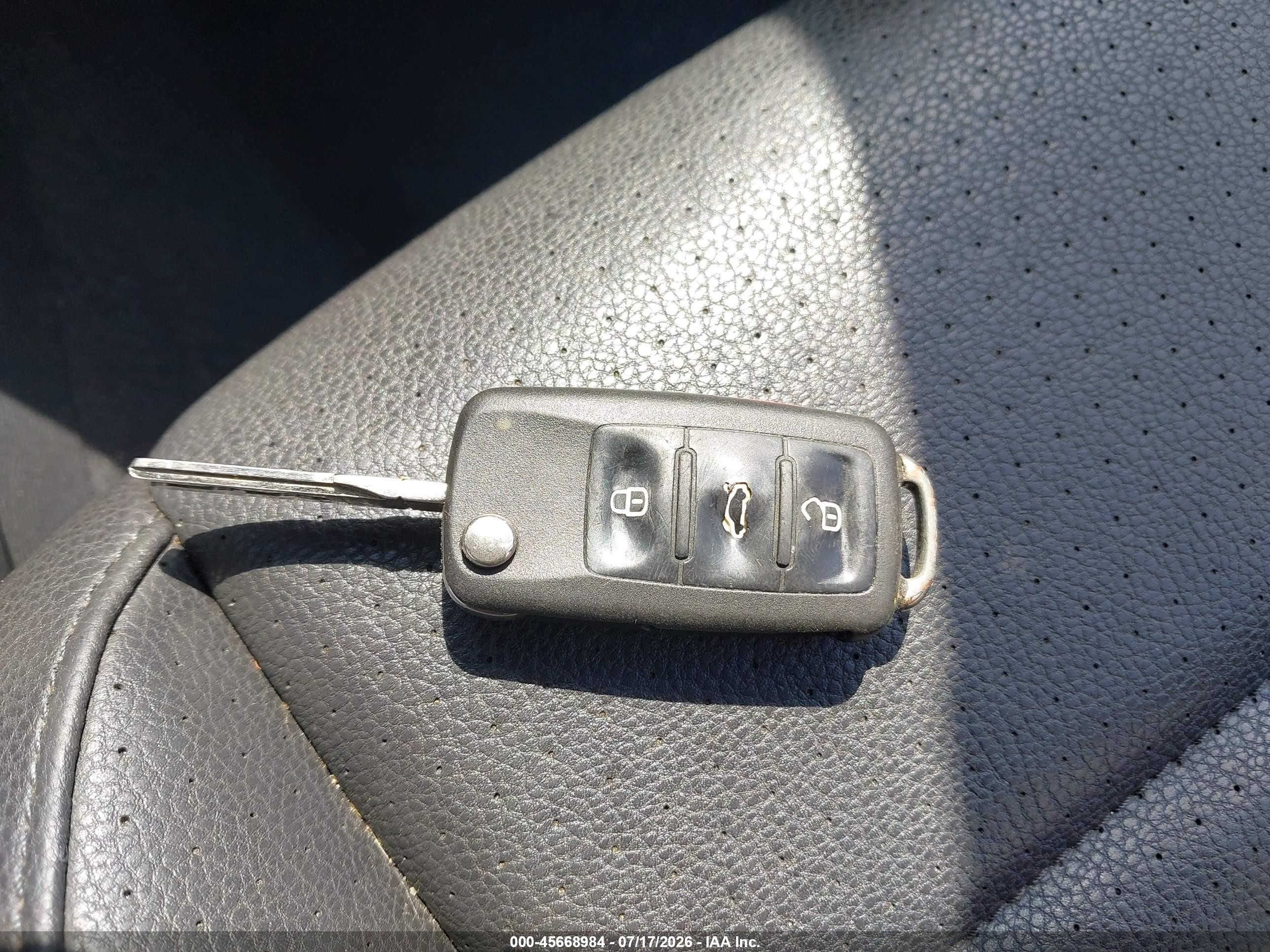 2010 Volkswagen Eos Komfort Silver vin: WVWBA7AH1AV014187