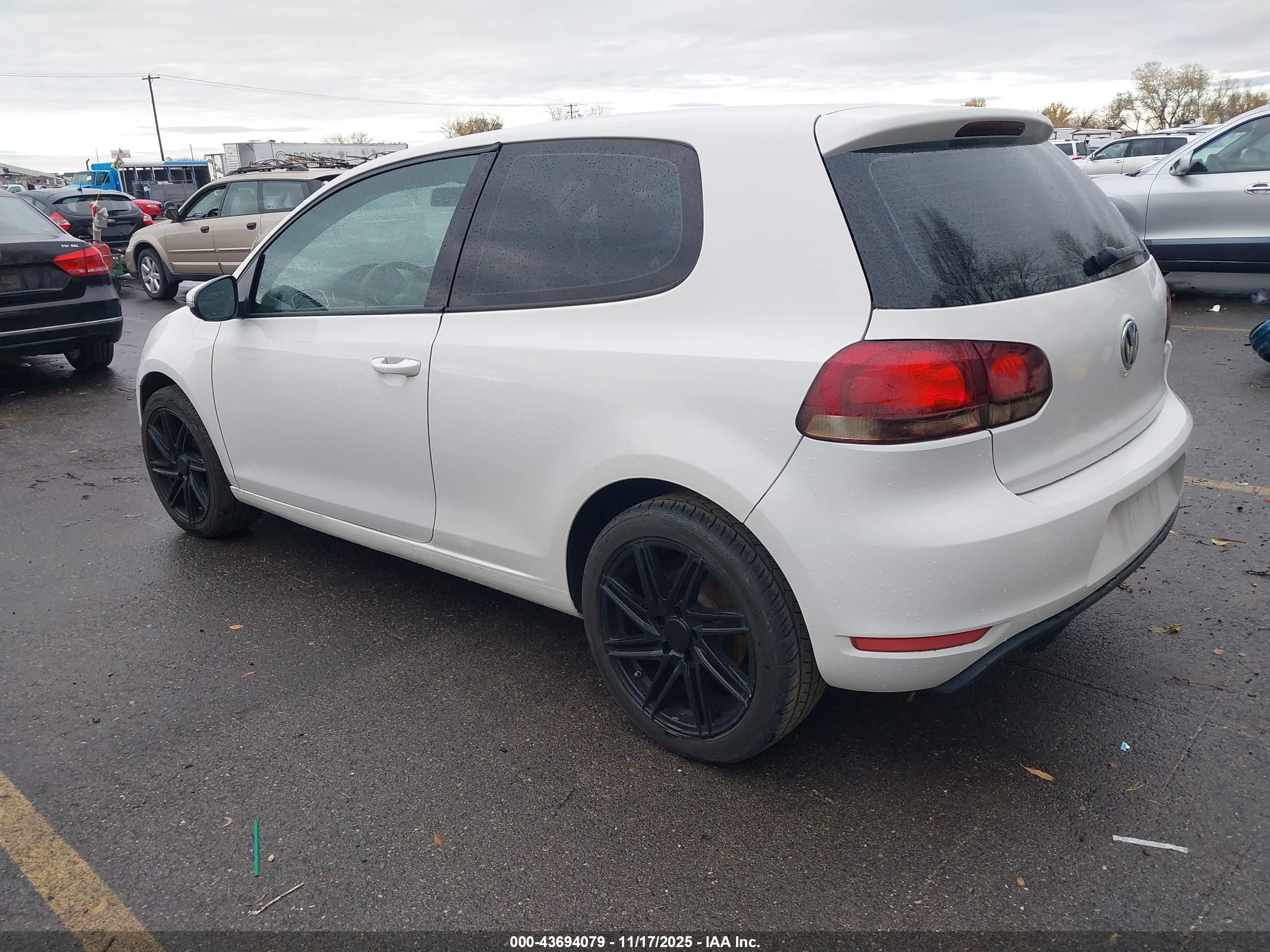 2010 Volkswagen Golf 2-door White vin: WVWBA7AJ9AW411367