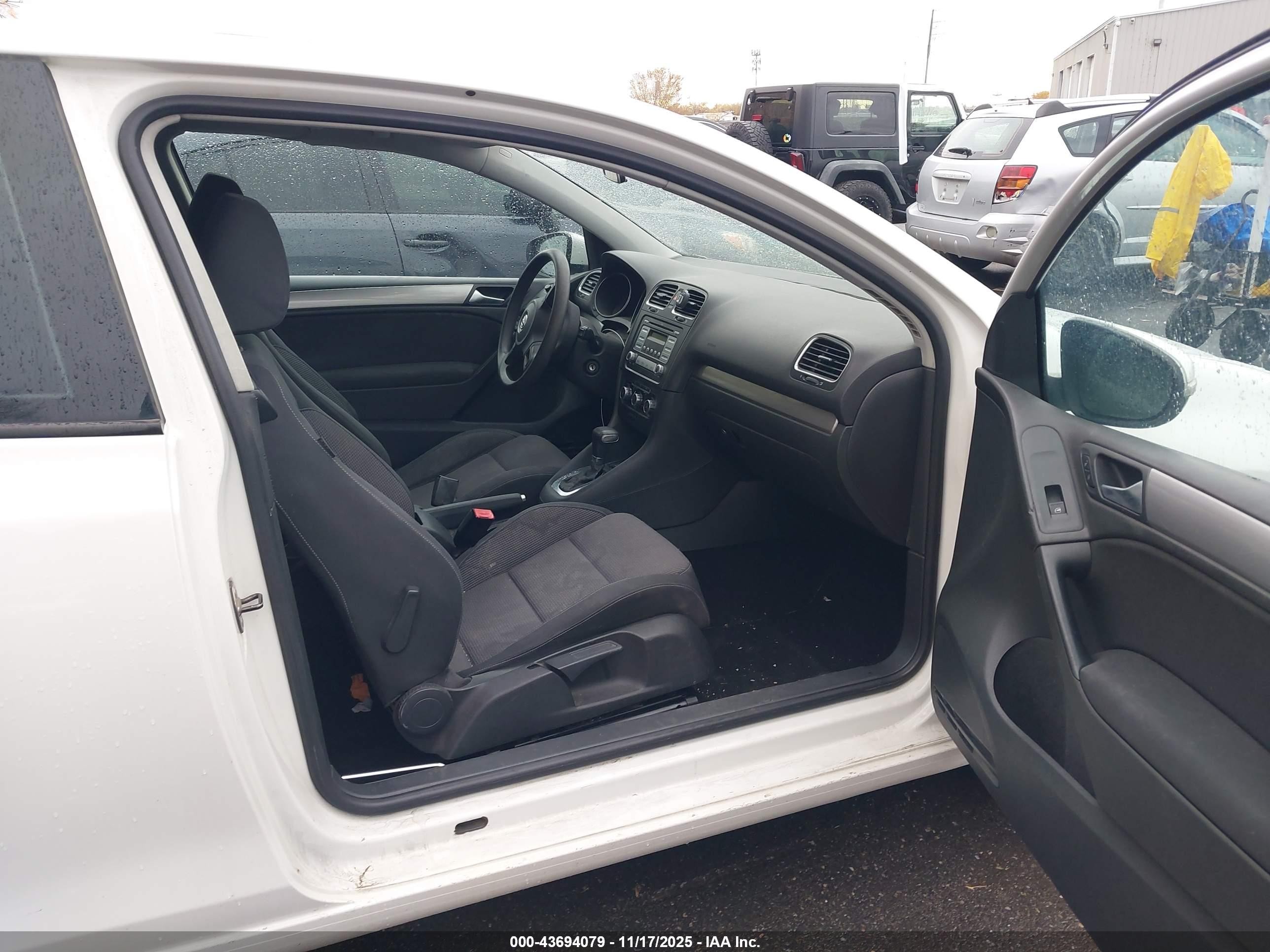 2010 Volkswagen Golf 2-door White vin: WVWBA7AJ9AW411367