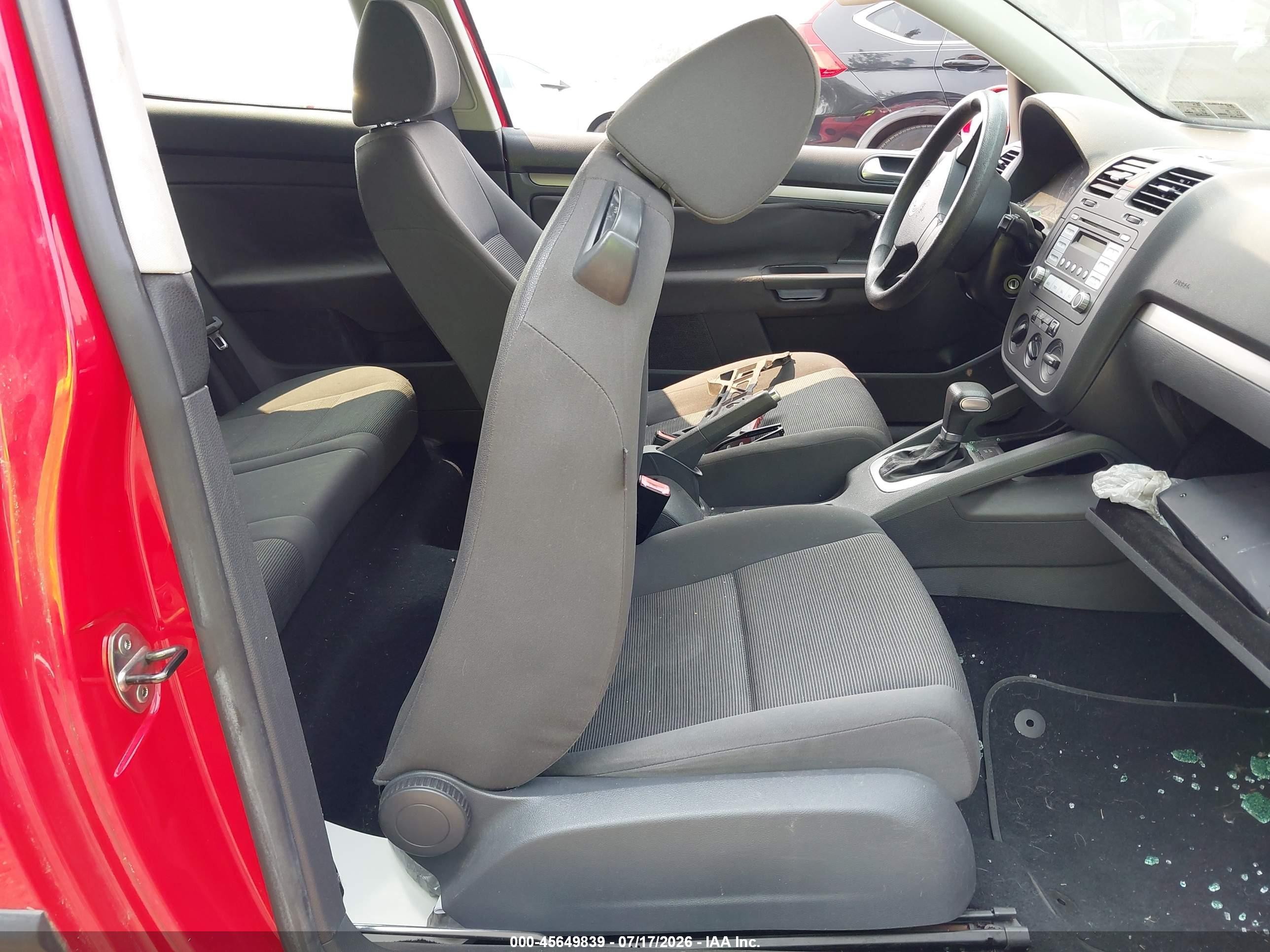 2008 Volkswagen Rabbit S Red vin: WVWBB71K38W157669