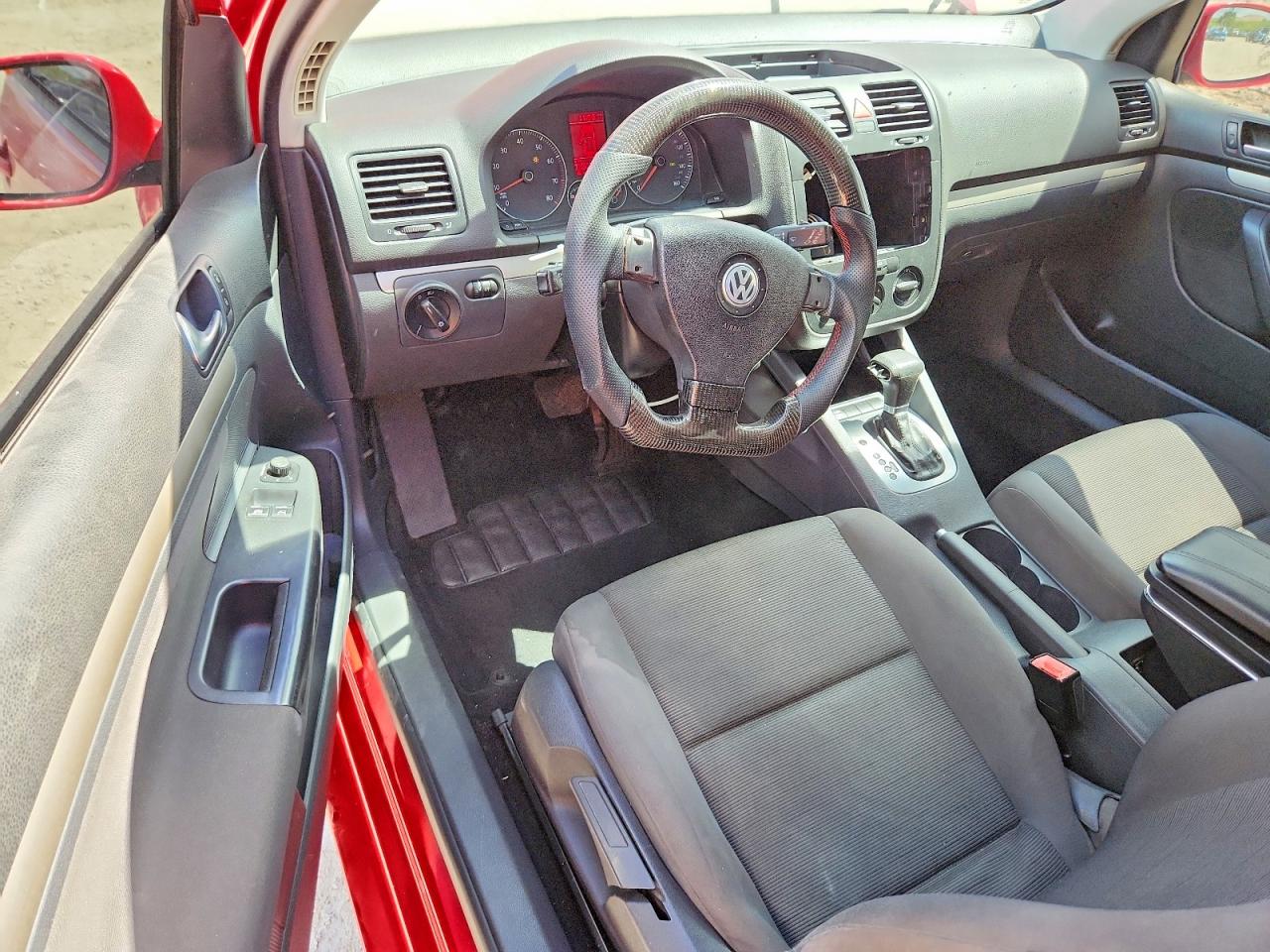 2008 Volkswagen Rabbit Red vin: WVWBB71K58W229844
