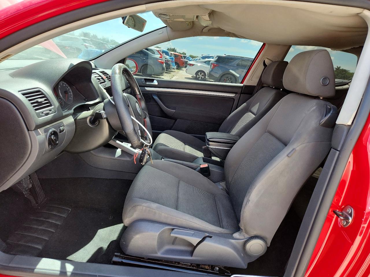 2008 Volkswagen Rabbit Red vin: WVWBB71K58W229844