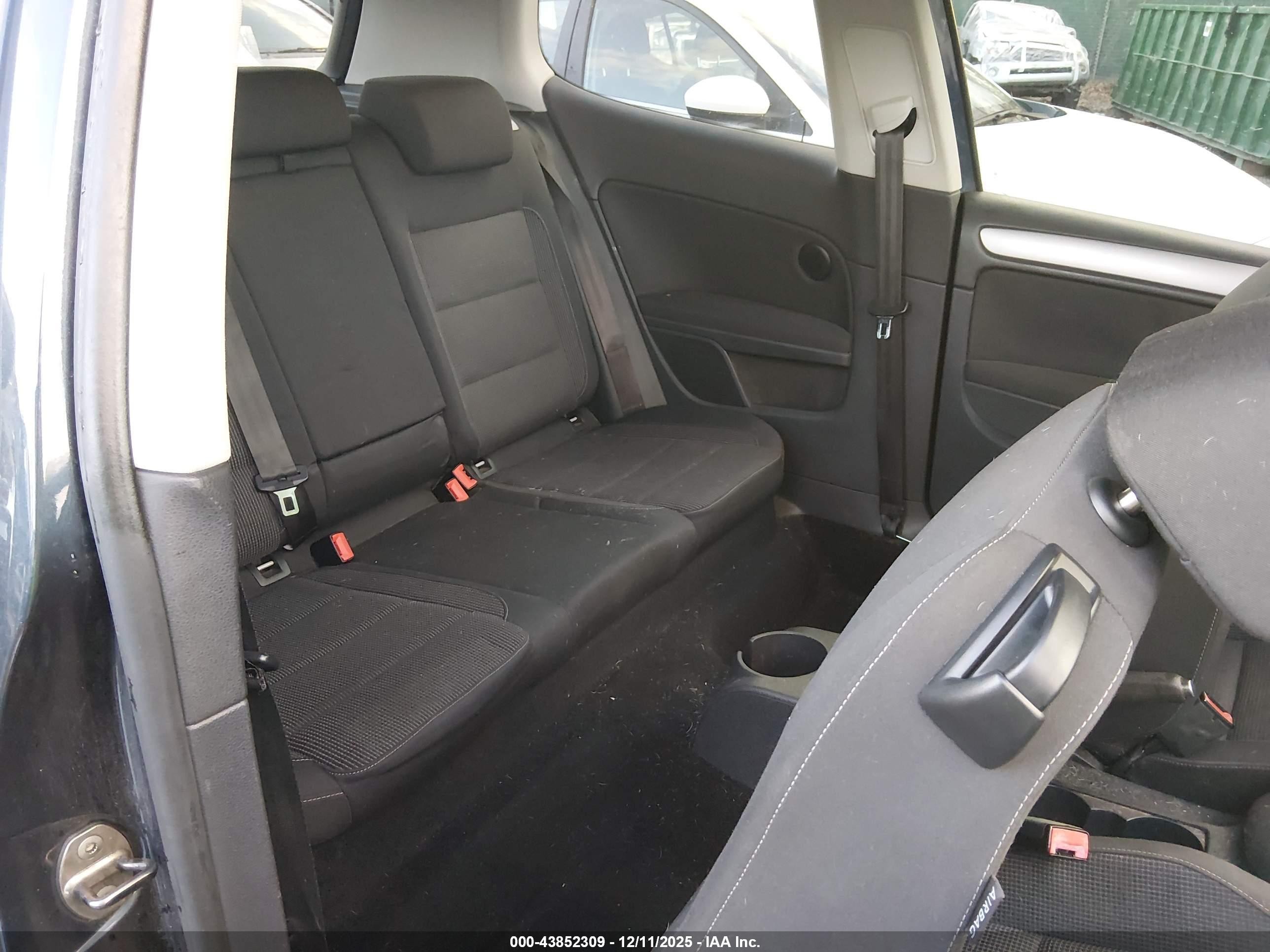 2010 Volkswagen Golf 2-door Blue vin: WVWBB7AJ3AW277887