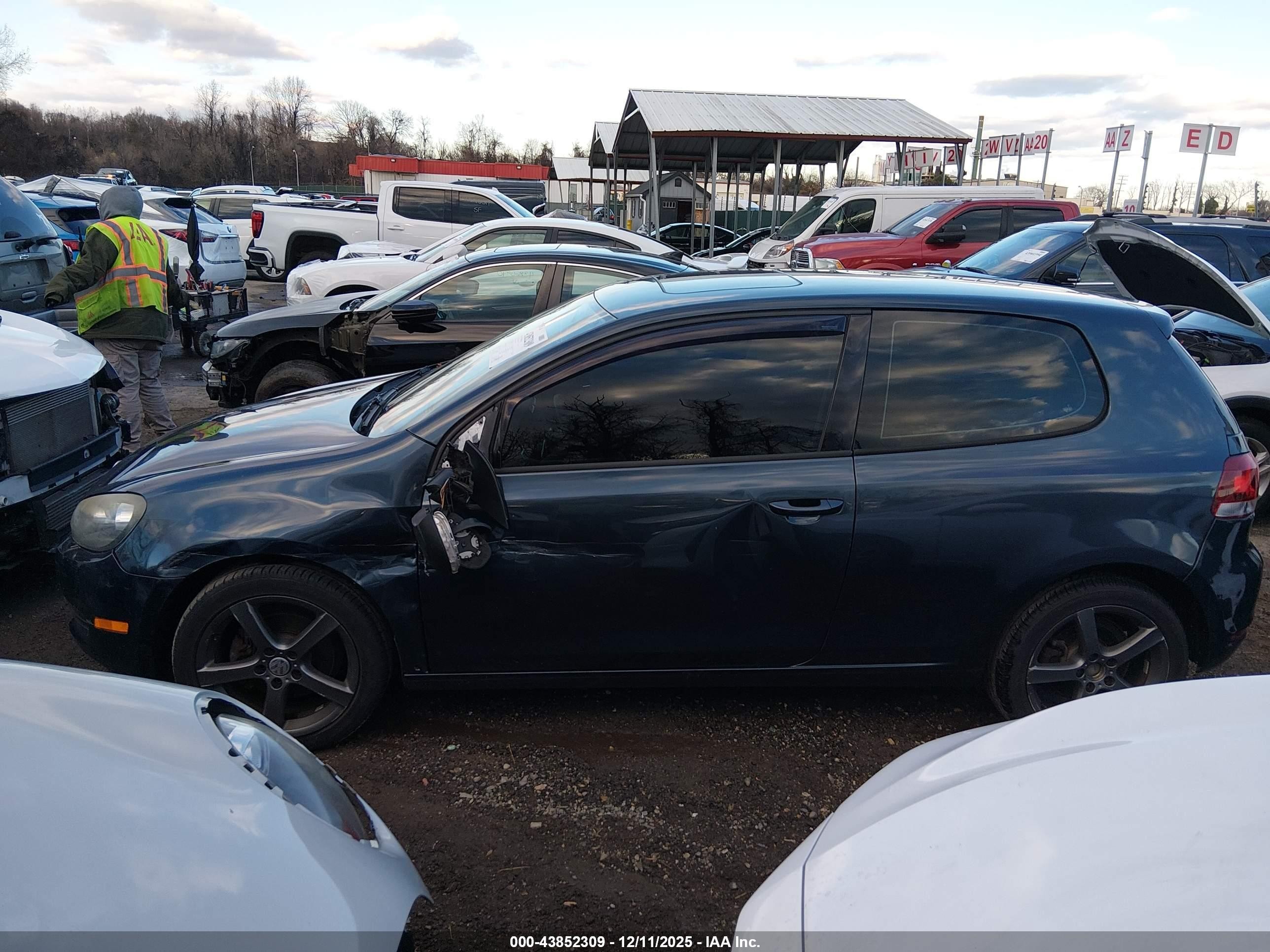 2010 Volkswagen Golf 2-door Blue vin: WVWBB7AJ3AW277887