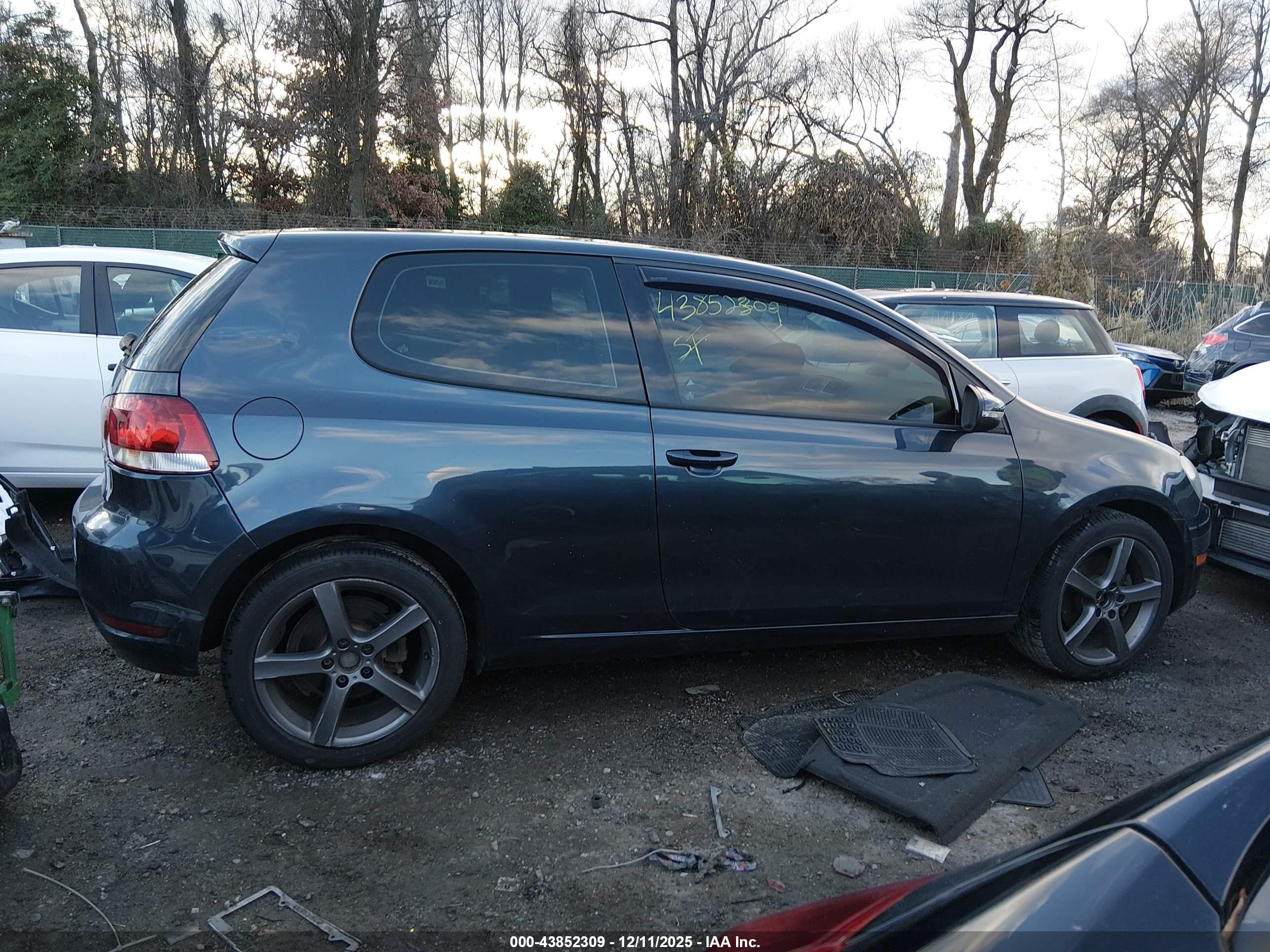 2010 Volkswagen Golf 2-door Blue vin: WVWBB7AJ3AW277887