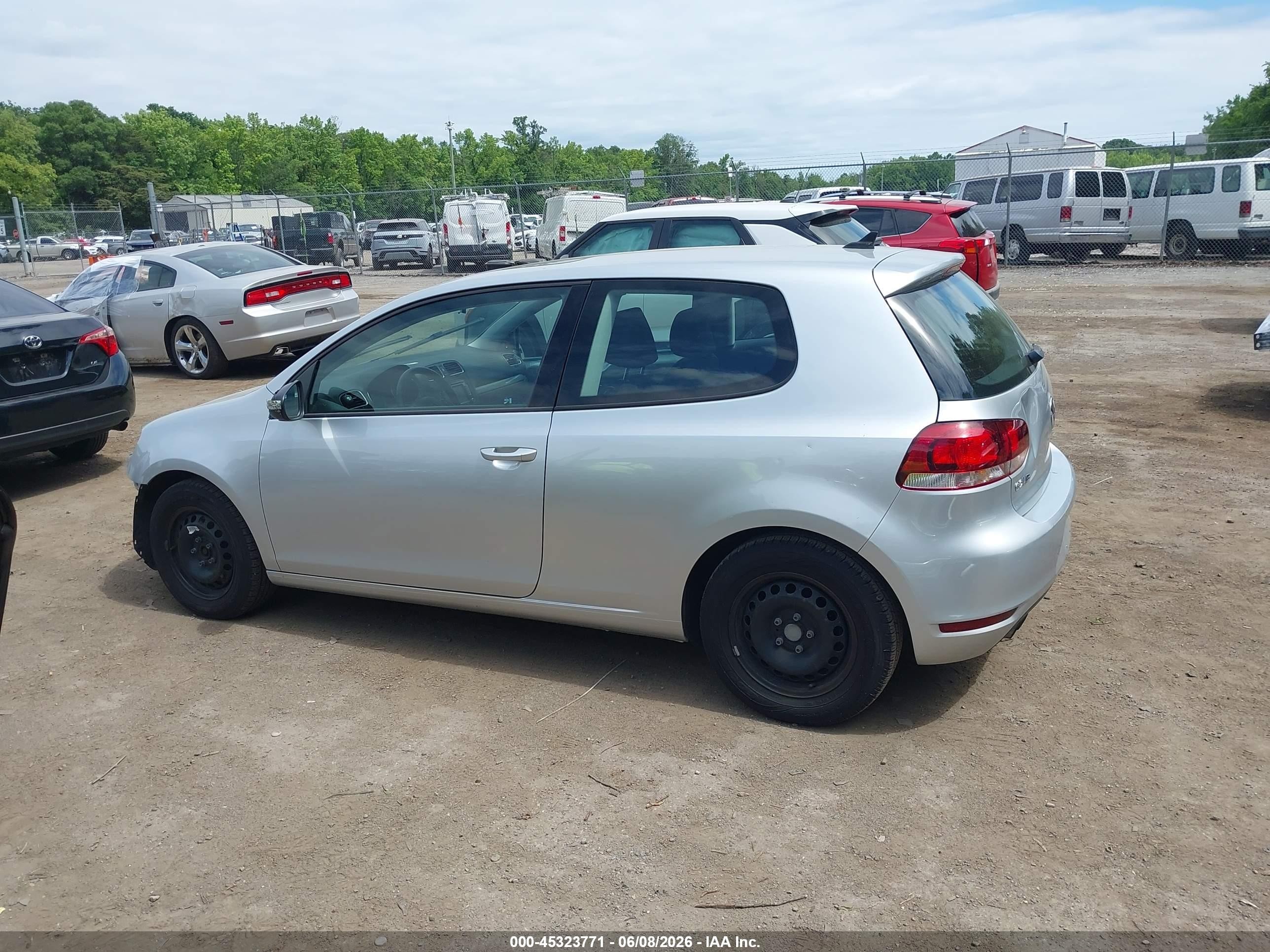 2013 Volkswagen Golf 2.5l 2-door Серебряный vin: WVWBB7AJ7DW121047