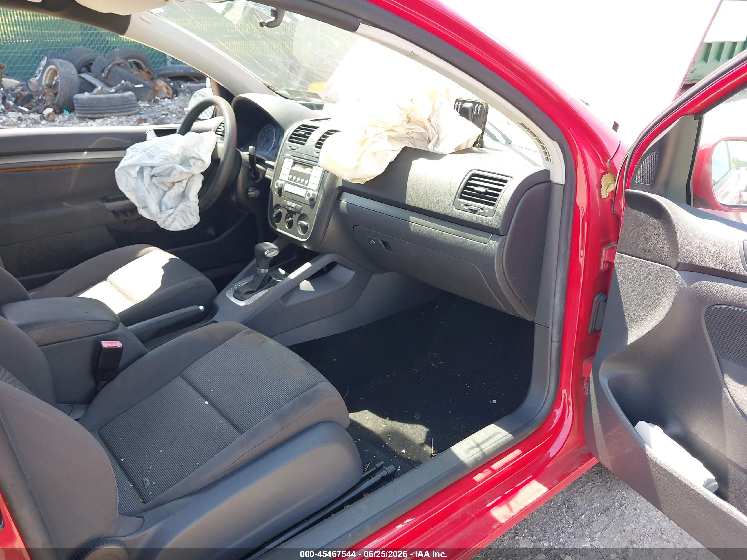 2007 Volkswagen Rabbit 2-door (a6) Red vin: WVWBR71KX7W146677