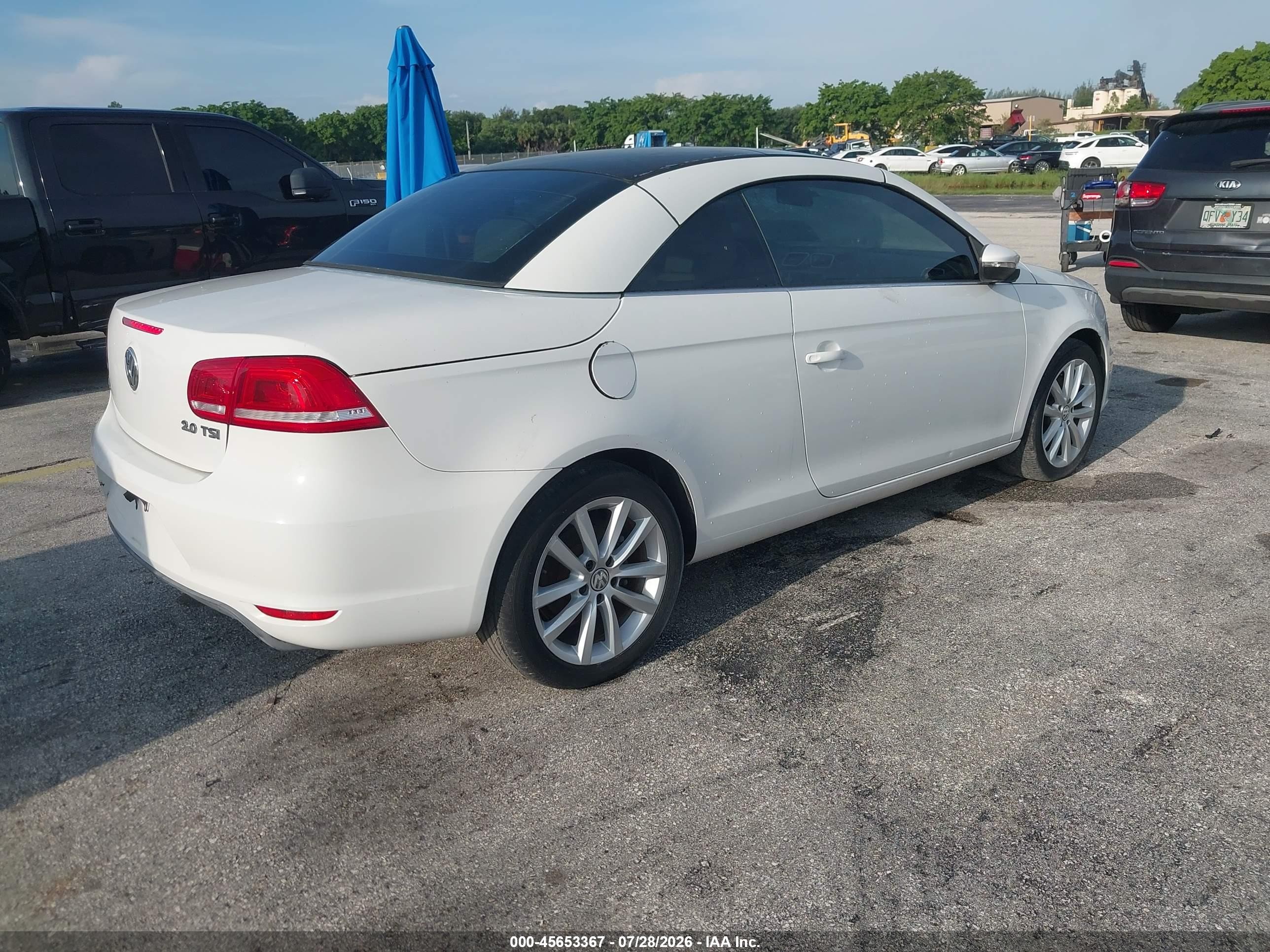 2012 Volkswagen Eos Komfort White vin: WVWBW7AH0CV013617