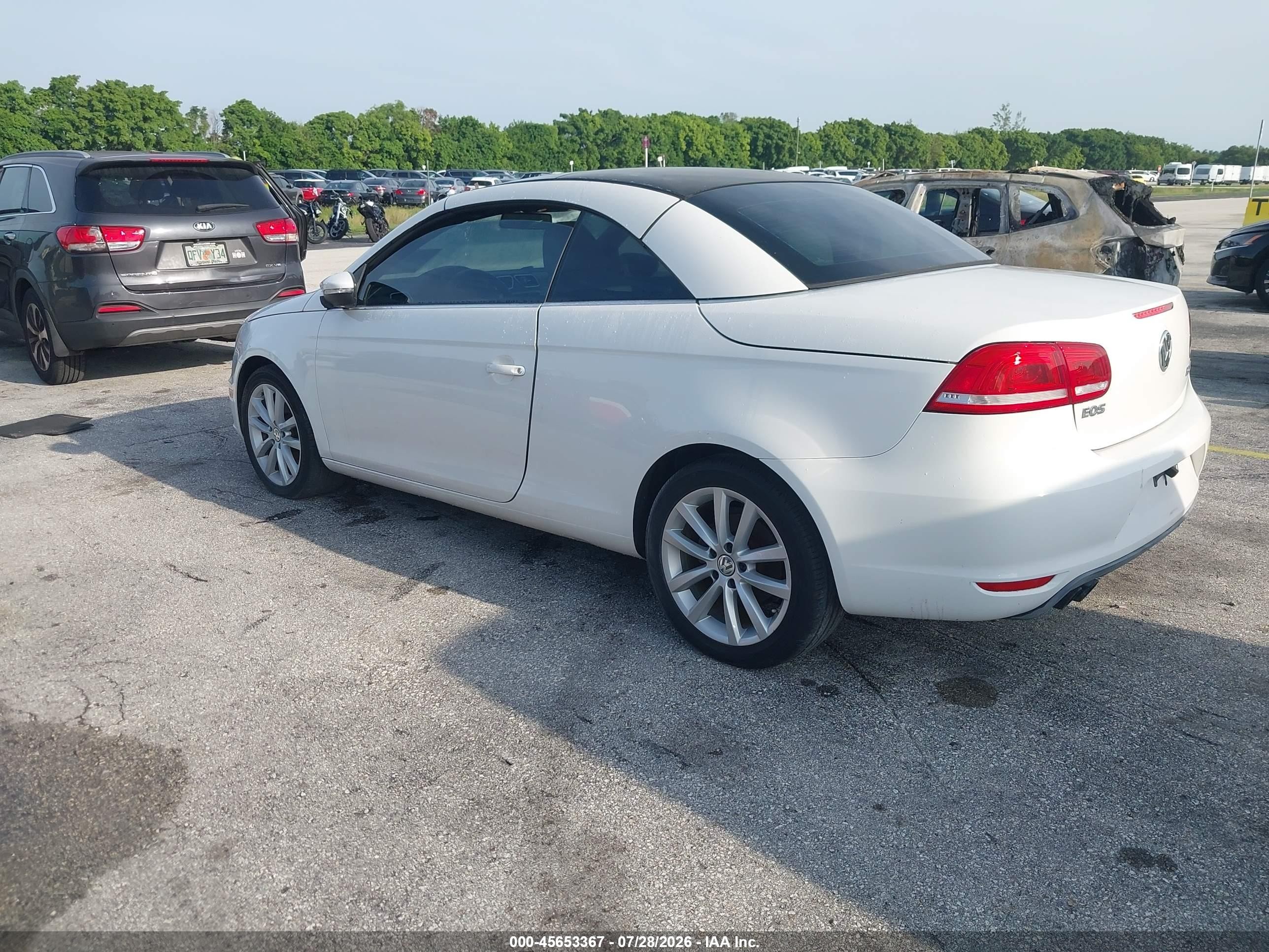 2012 Volkswagen Eos Komfort White vin: WVWBW7AH0CV013617