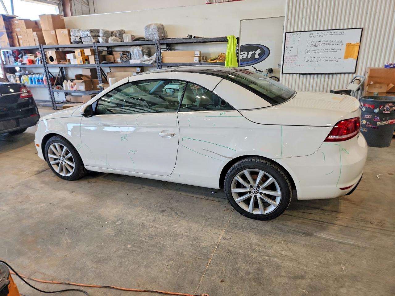 2012 Volkswagen Eos Komfort White vin: WVWBW7AH1CV015036