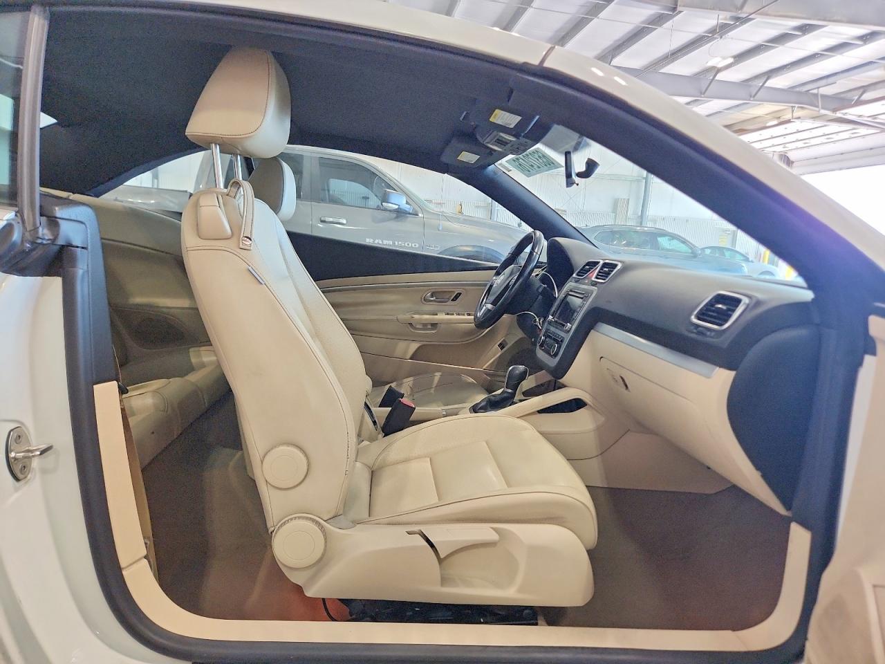 2012 Volkswagen Eos Komfort White vin: WVWBW7AH1CV015036