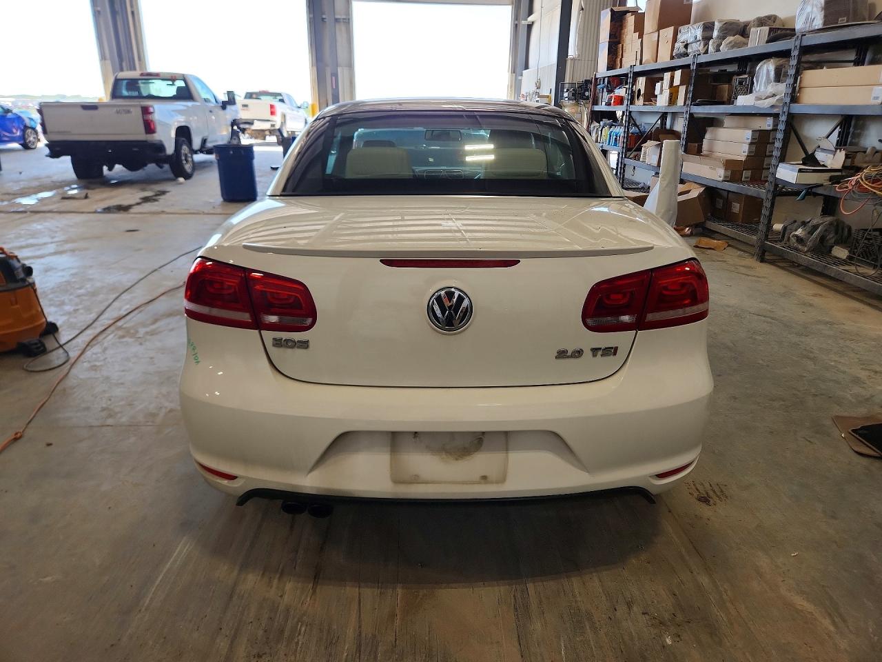 2012 Volkswagen Eos Komfort White vin: WVWBW7AH1CV015036