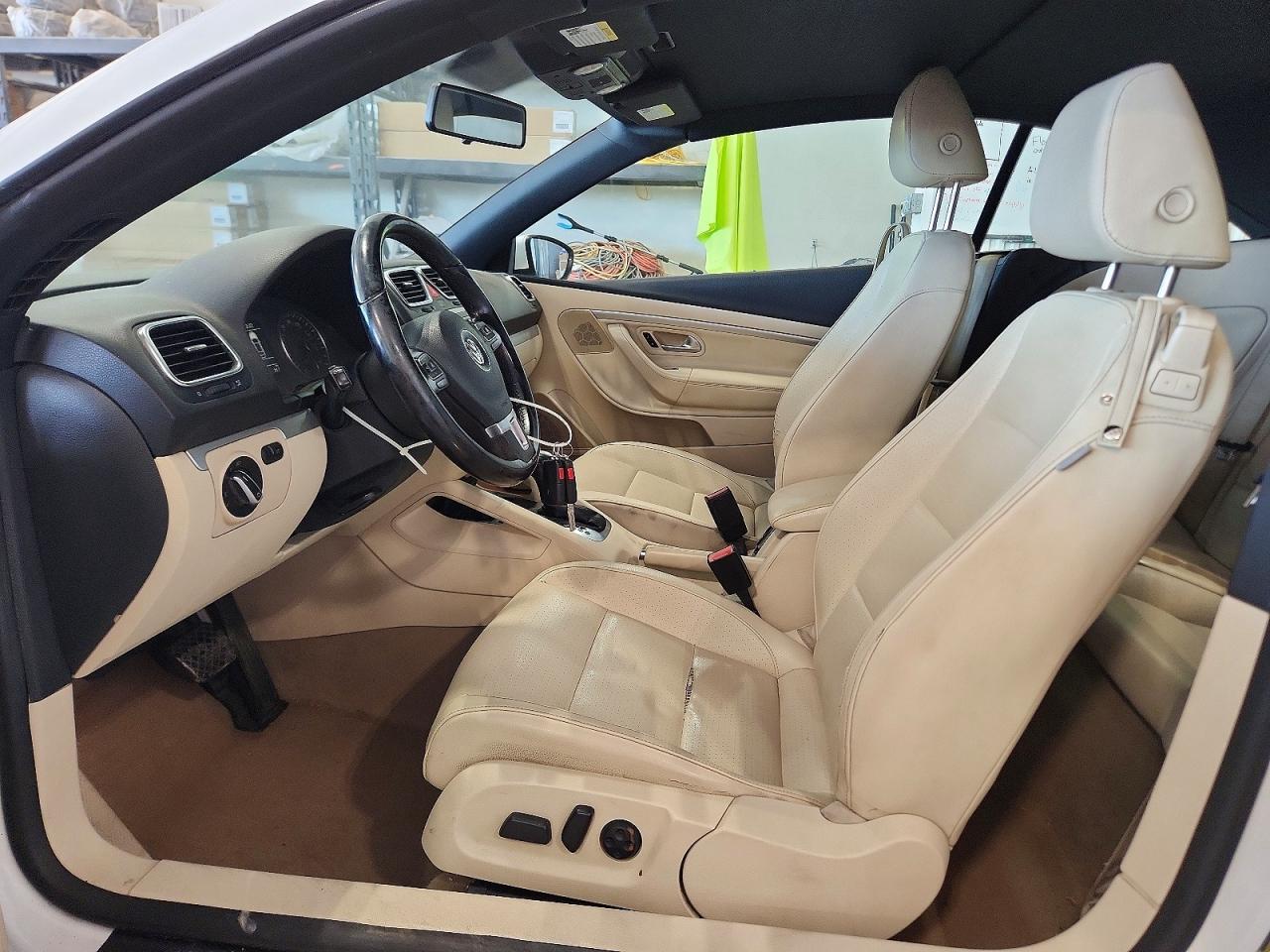 2012 Volkswagen Eos Komfort White vin: WVWBW7AH1CV015036