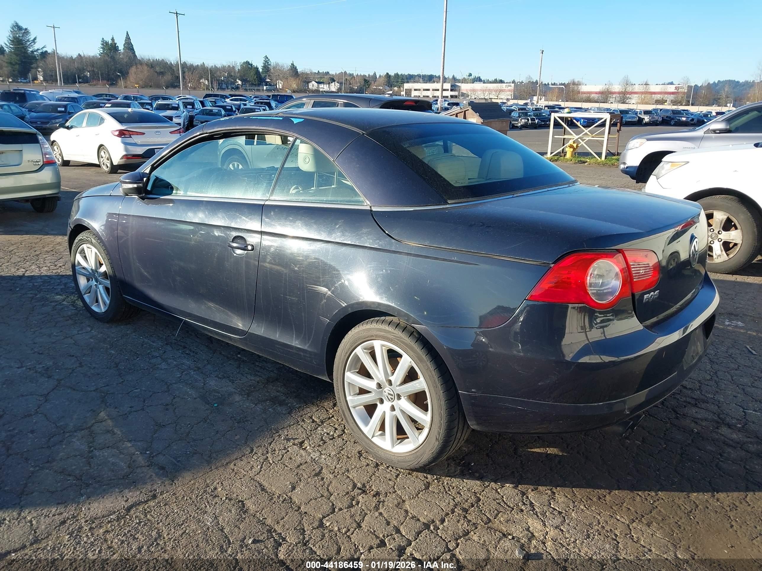2011 Volkswagen Eos Komfort Black vin: WVWBW7AH2BV004528