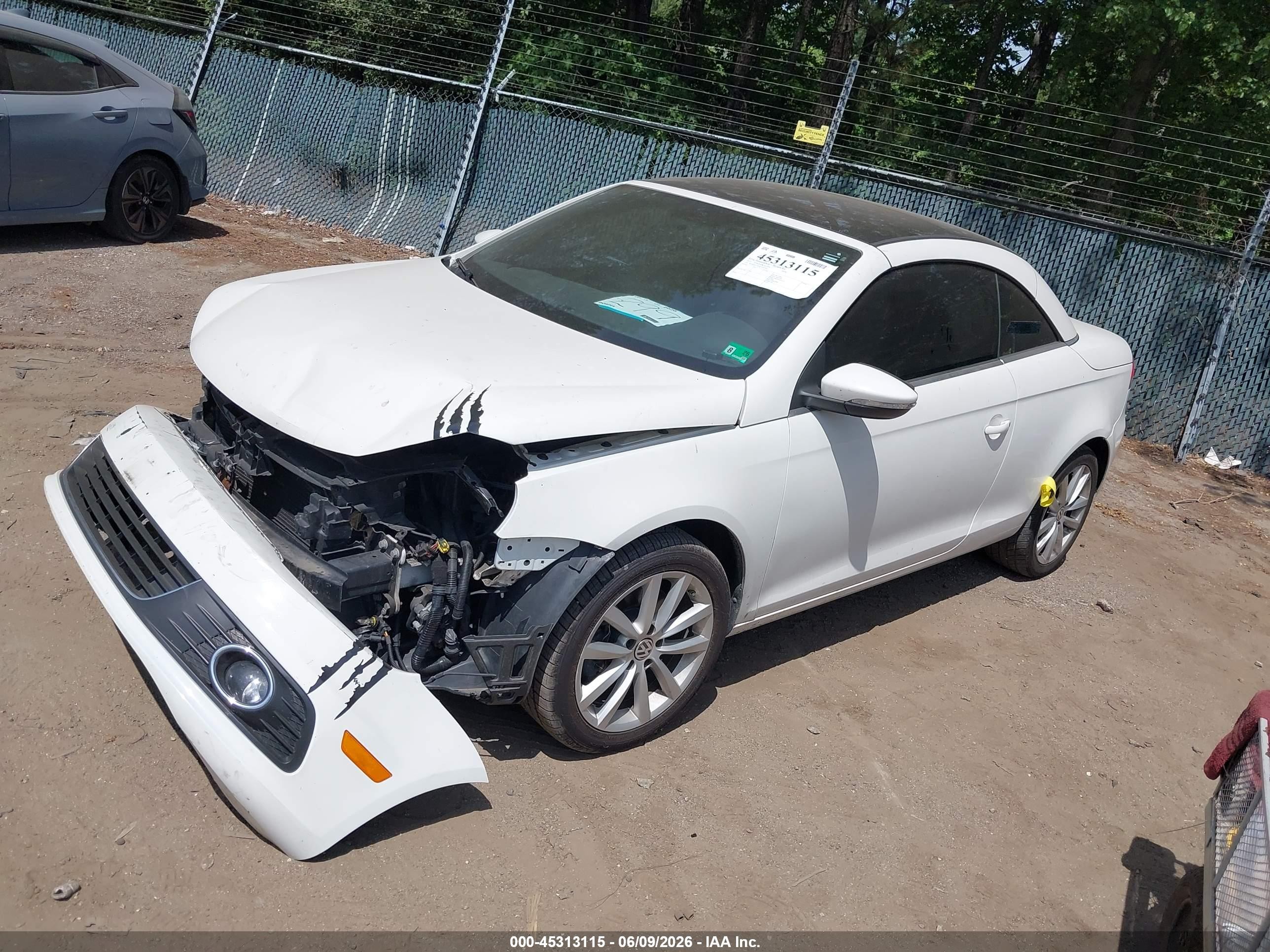 2012 Volkswagen Eos Komfort White vin: WVWBW7AH2CV000769