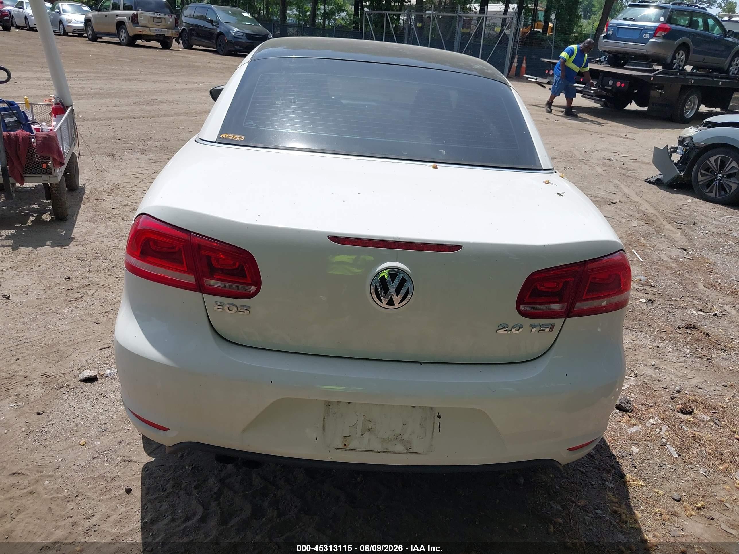 2012 Volkswagen Eos Komfort White vin: WVWBW7AH2CV000769