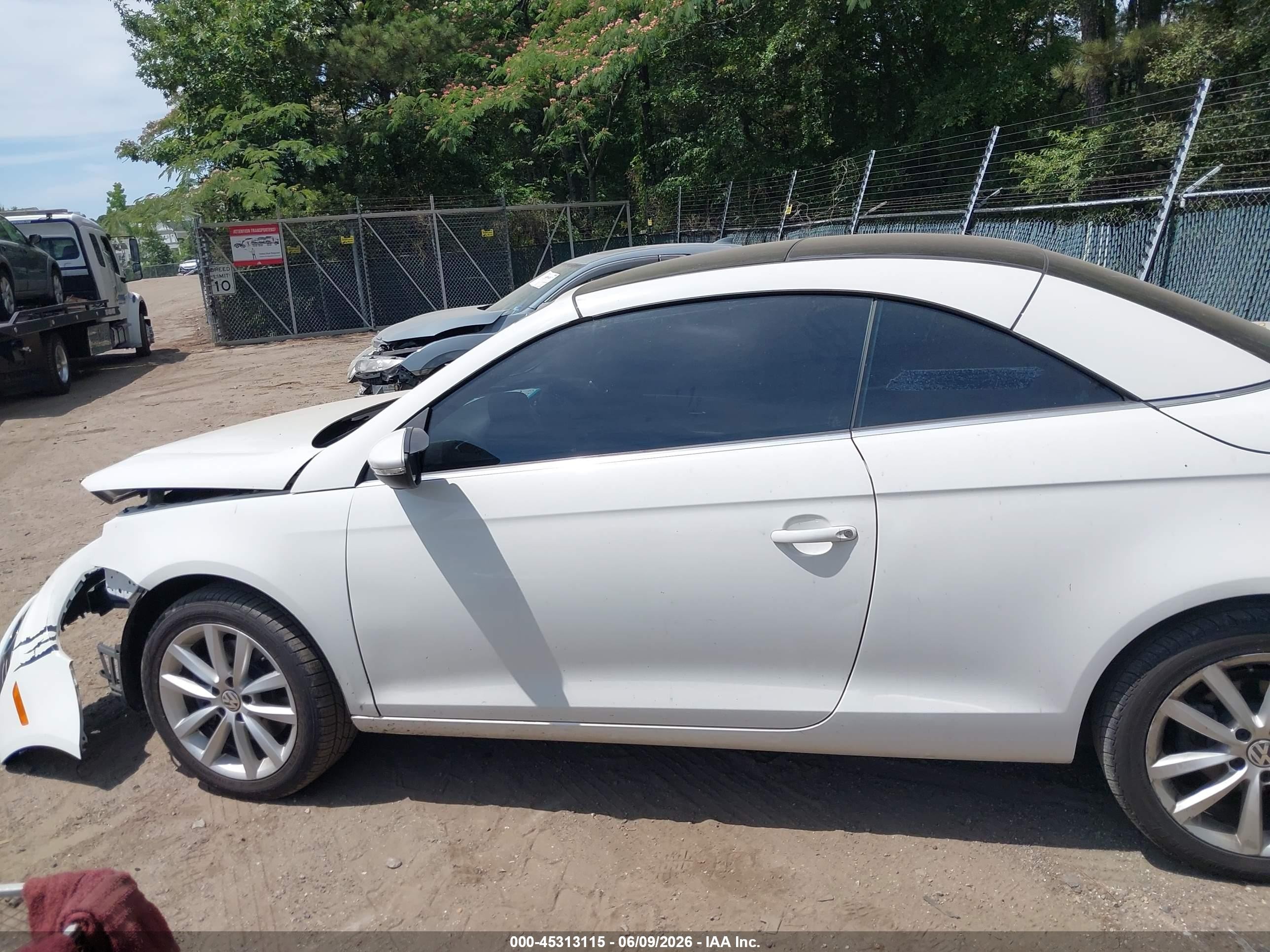 2012 Volkswagen Eos Komfort White vin: WVWBW7AH2CV000769