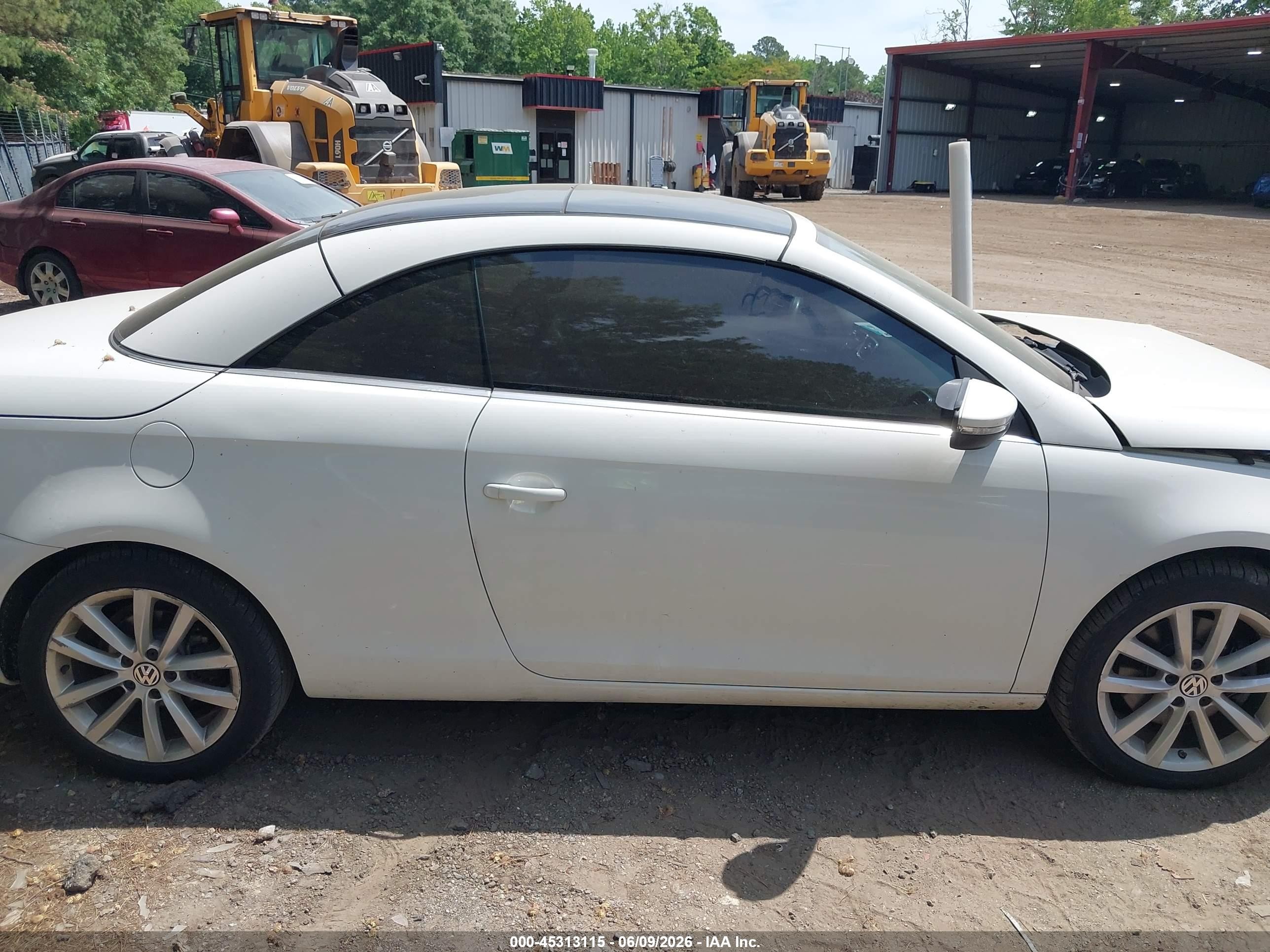 2012 Volkswagen Eos Komfort White vin: WVWBW7AH2CV000769