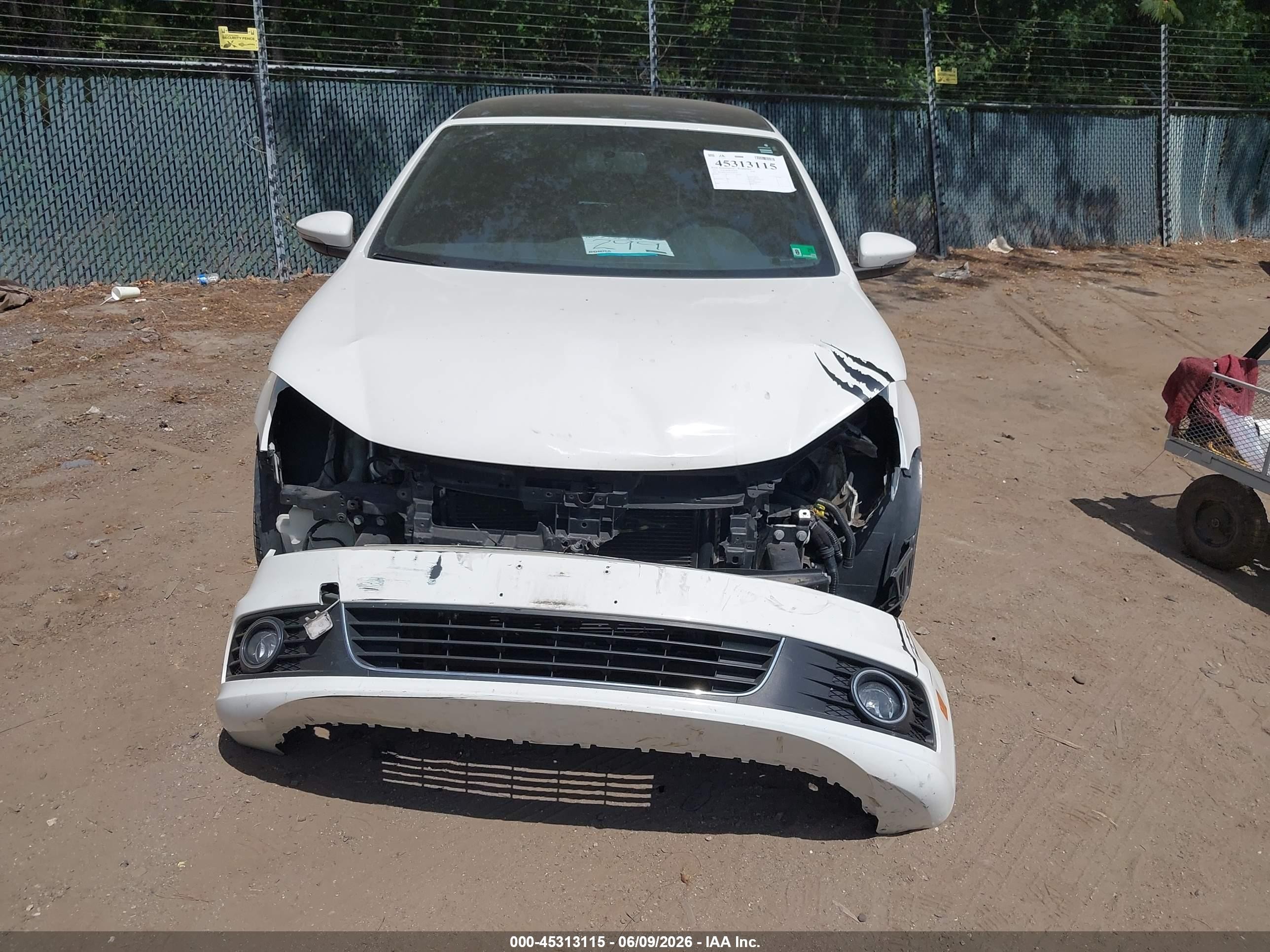 2012 Volkswagen Eos Komfort White vin: WVWBW7AH2CV000769