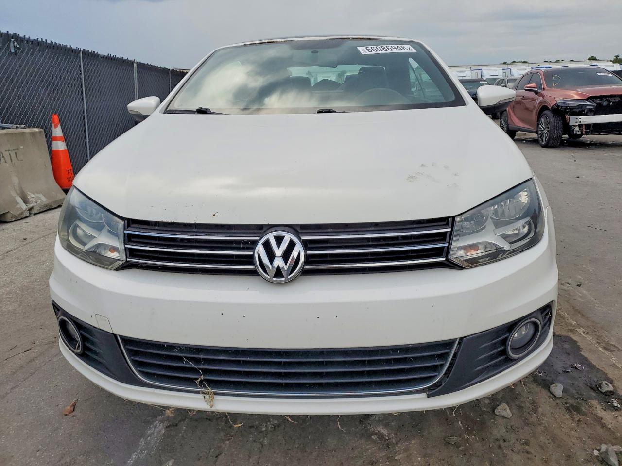 2012 Volkswagen Eos Komfort White vin: WVWBW7AH3CV020996