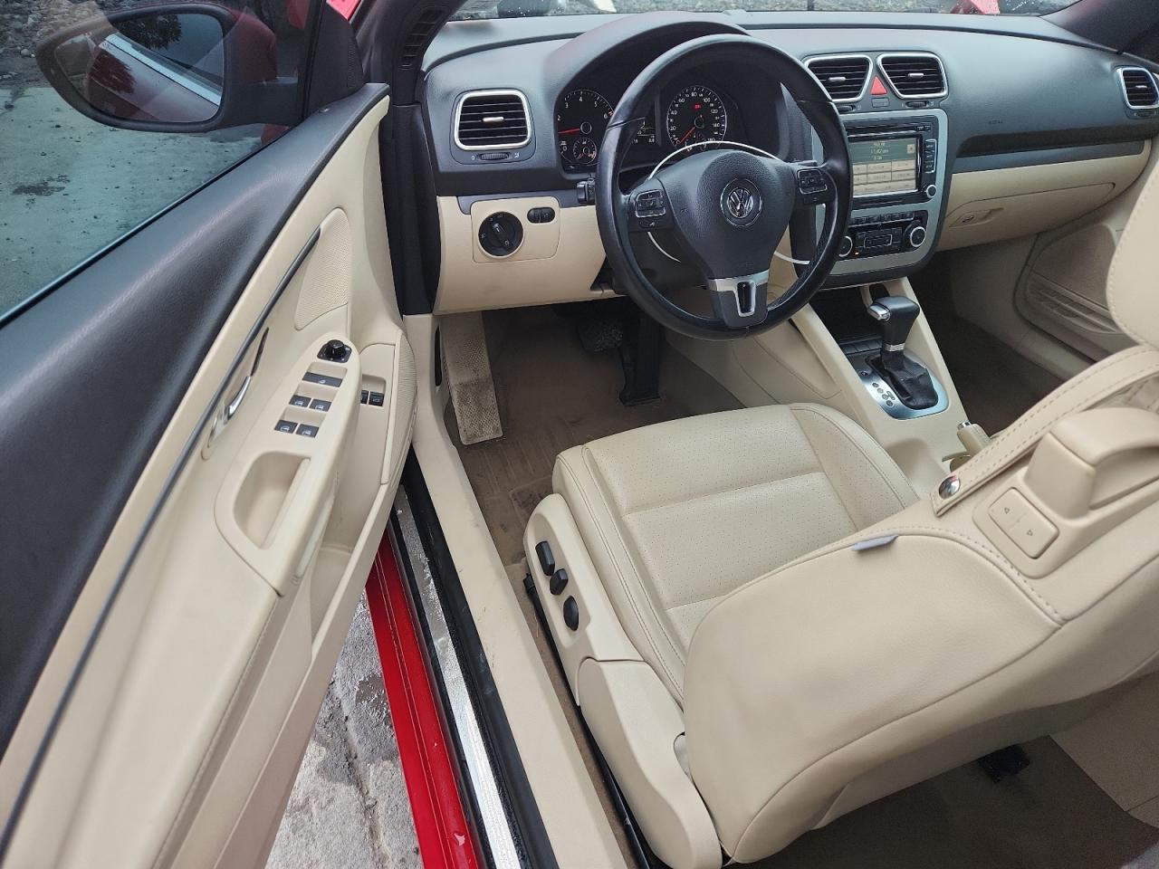 2011 Volkswagen Eos Komfort Red vin: WVWBW7AH6BV002880