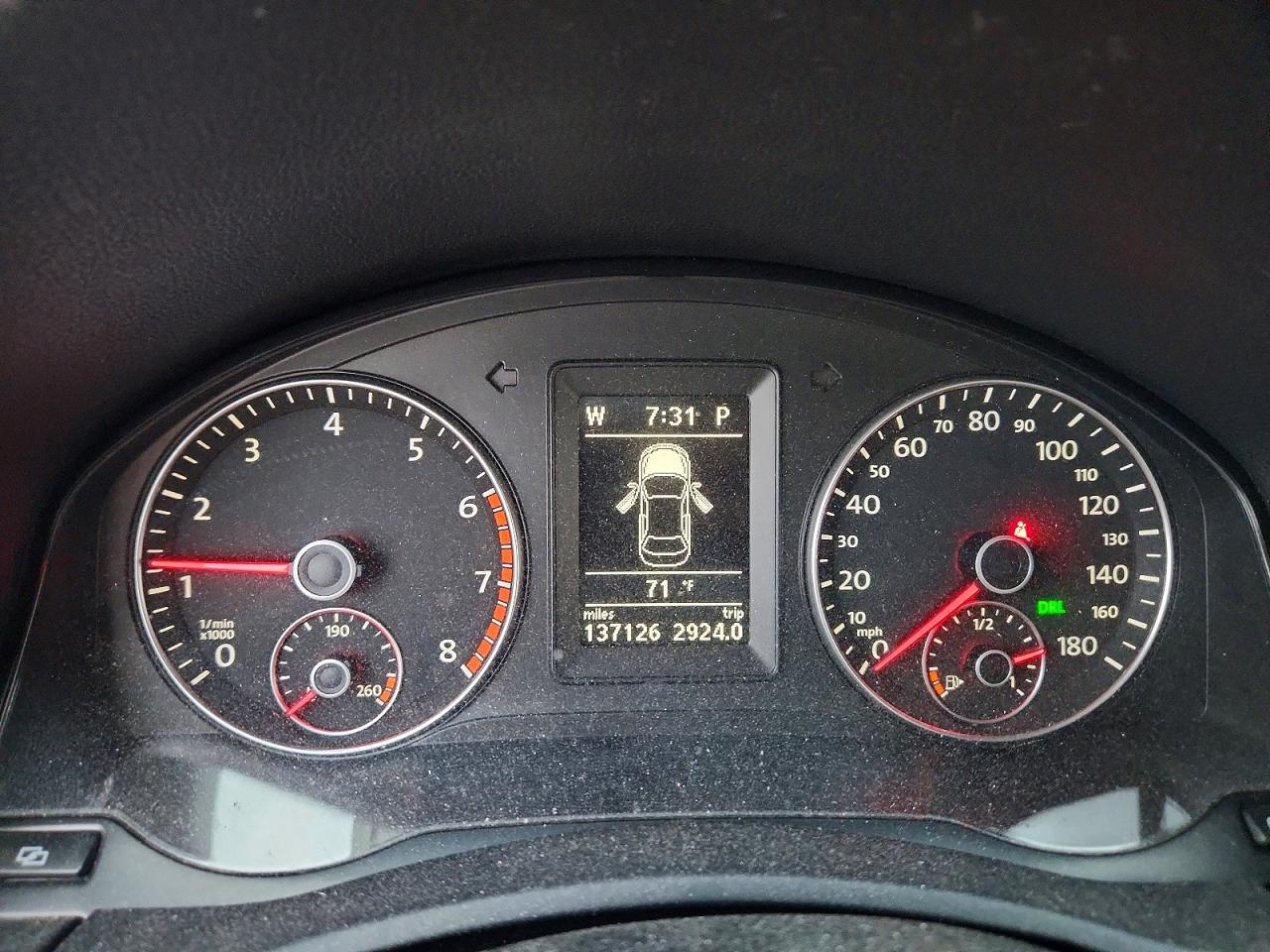 2011 Volkswagen Eos Komfort Красный vin: WVWBW7AH8BV004680