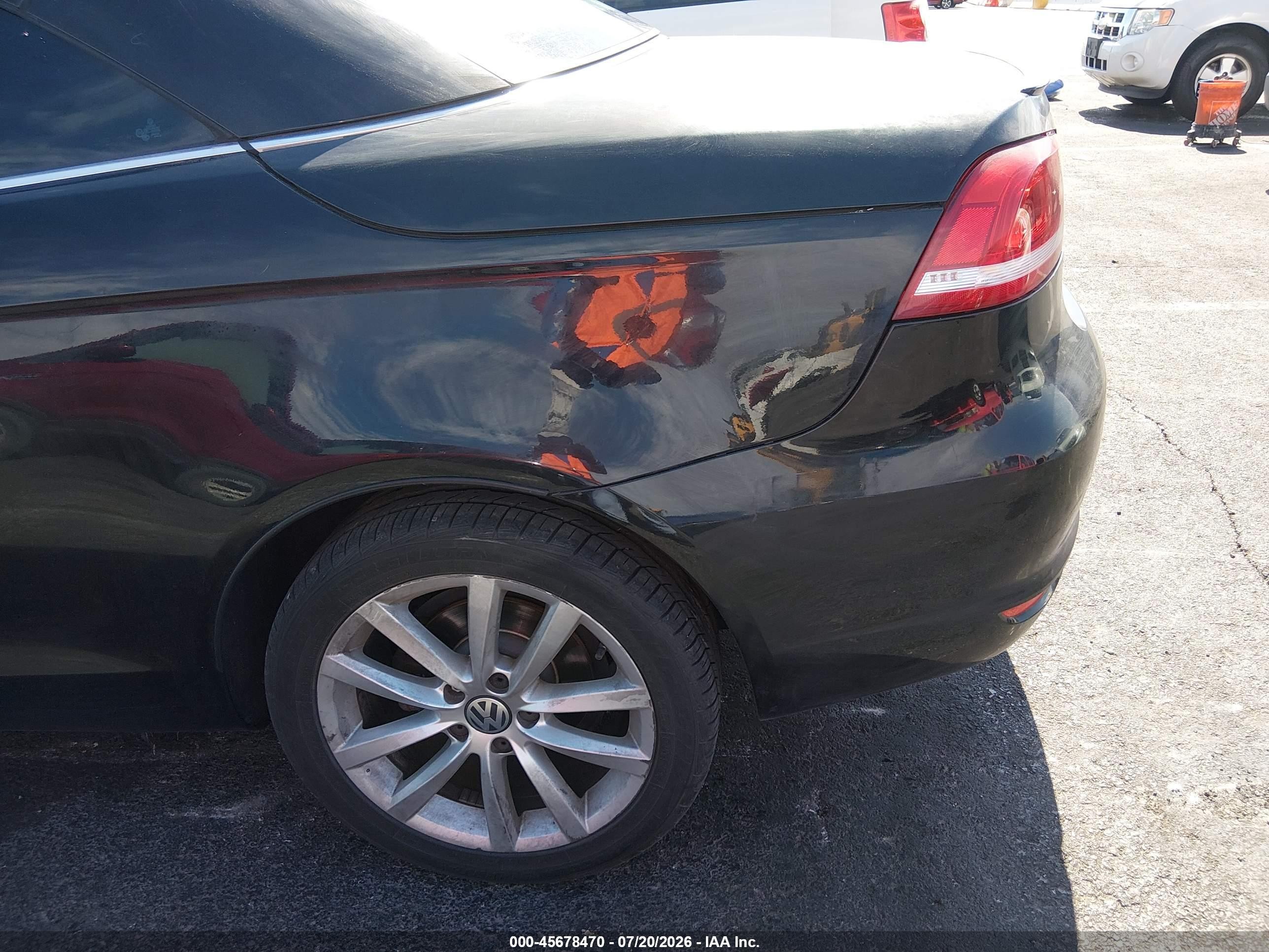 2012 Volkswagen Eos Komfort Черный vin: WVWBW7AH8CV020346
