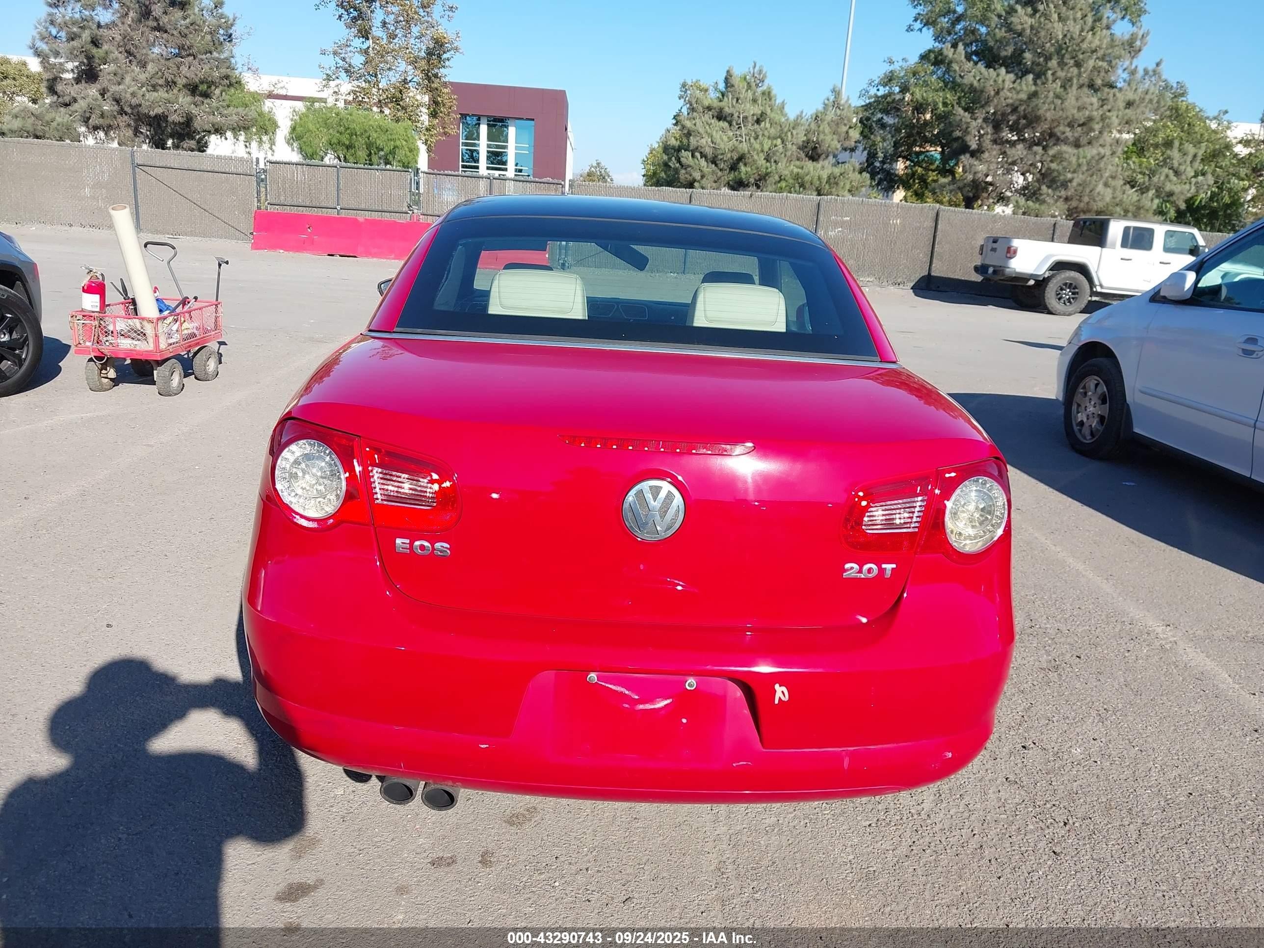 2011 Volkswagen Eos Komfort Красный vin: WVWBW7AH9BV003389