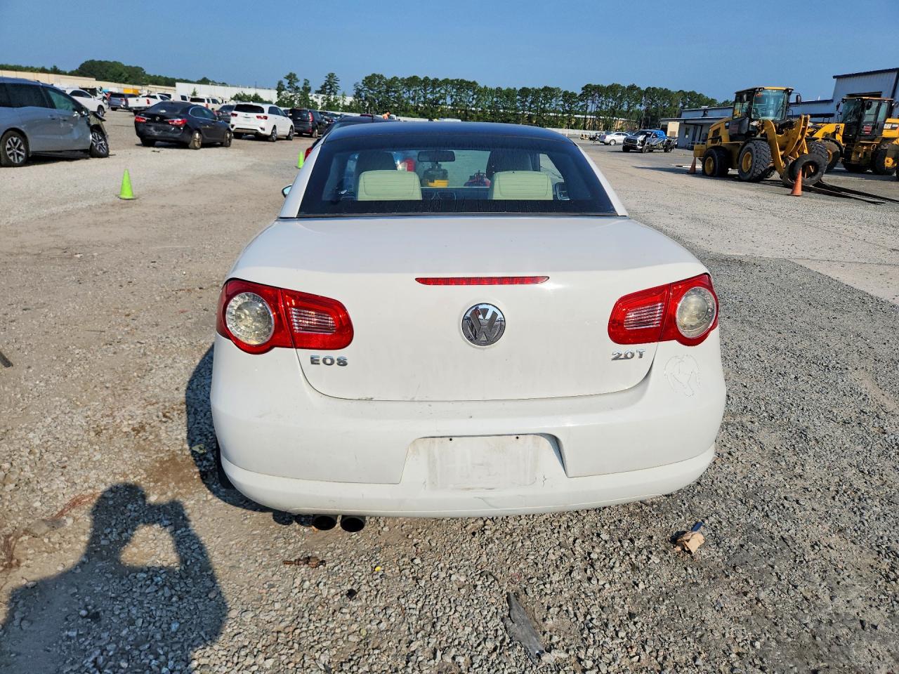 2011 Volkswagen Eos Komfort White vin: WVWBW7AHXBV005183