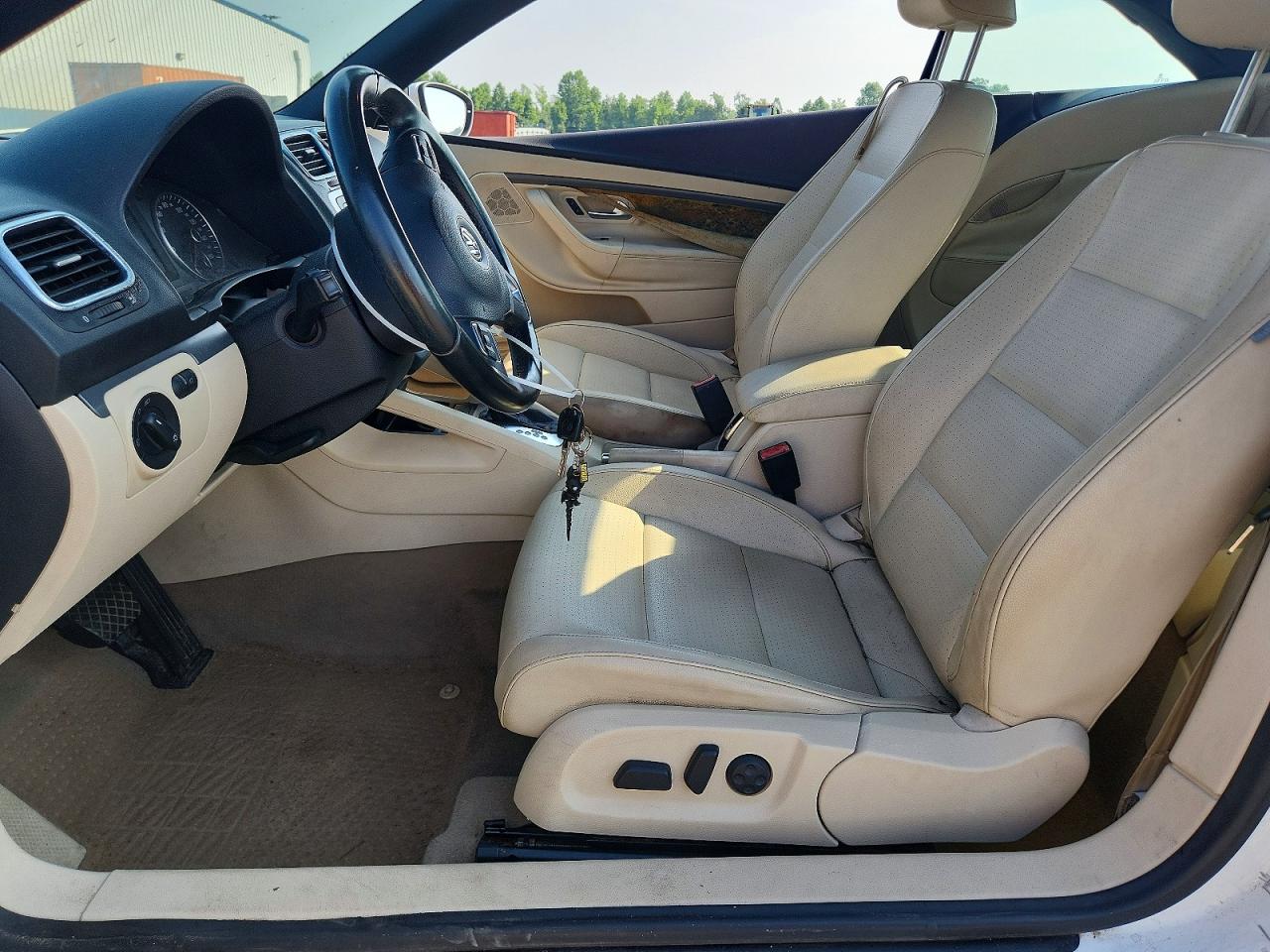 2011 Volkswagen Eos Komfort White vin: WVWBW7AHXBV005183