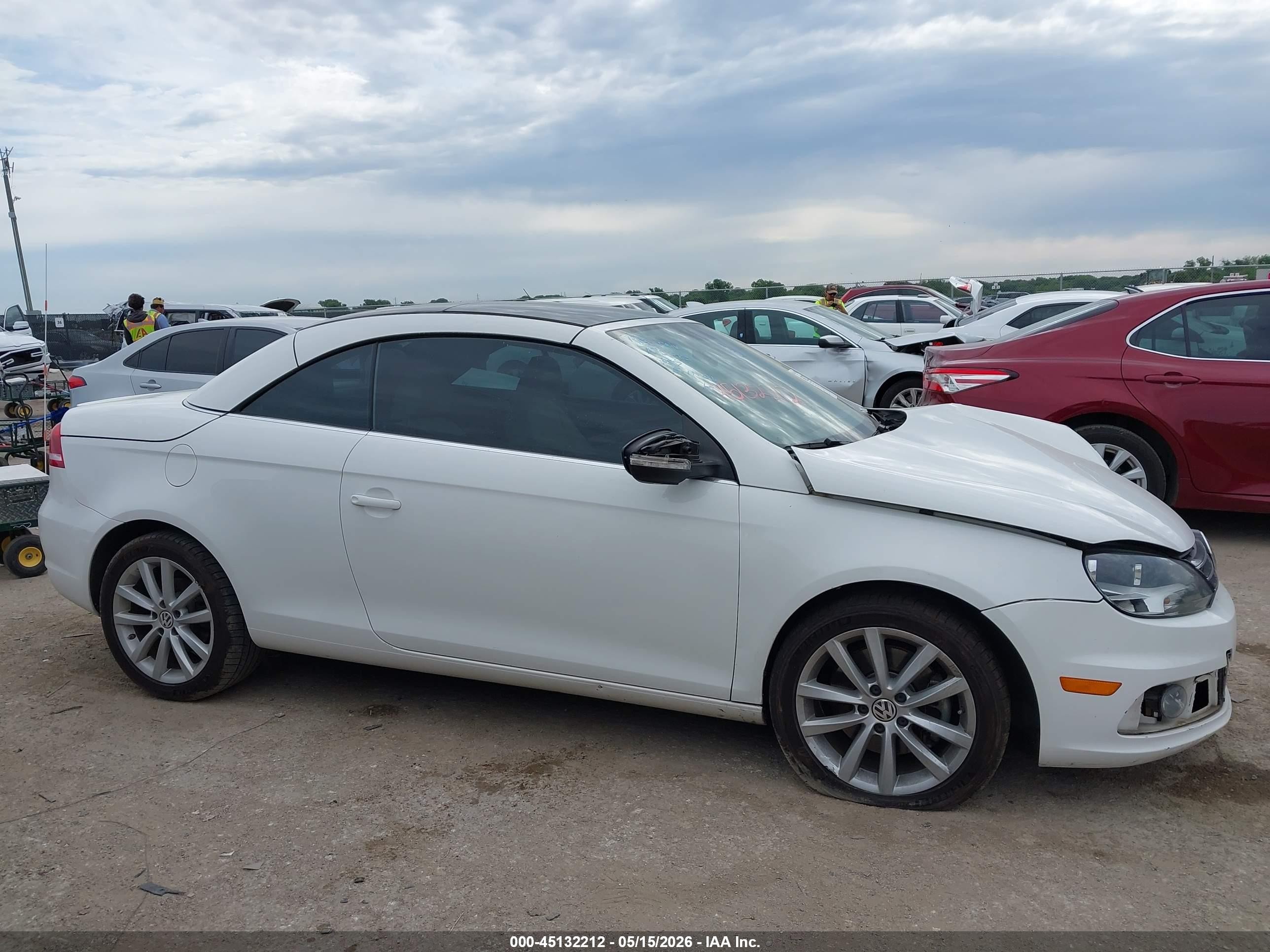 2014 Volkswagen Eos Komfort White vin: WVWBW8AH1EV000979