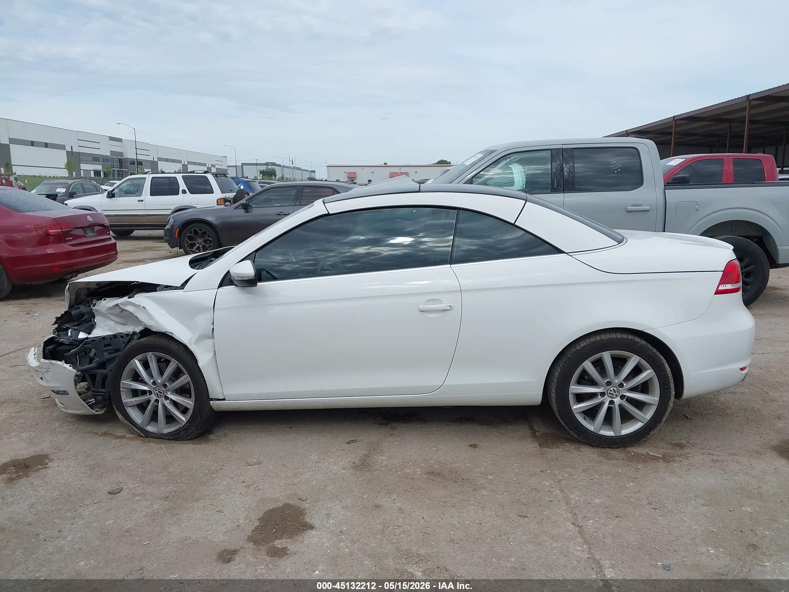 2014 Volkswagen Eos Komfort White vin: WVWBW8AH1EV000979