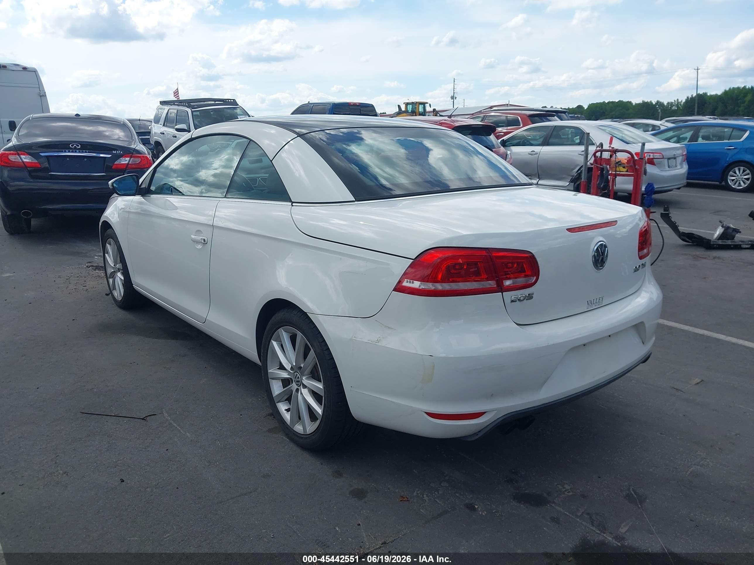 2013 Volkswagen Eos Komfort White vin: WVWBW8AH2DV000956