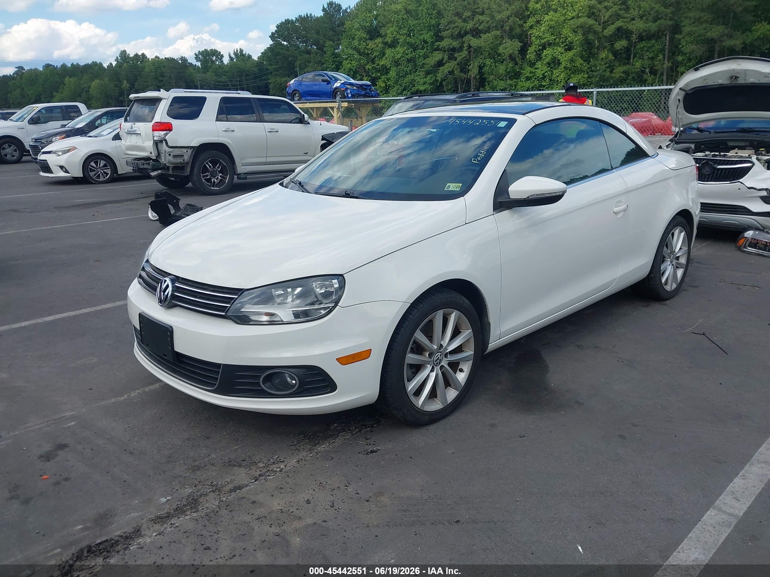 2013 Volkswagen Eos Komfort White vin: WVWBW8AH2DV000956