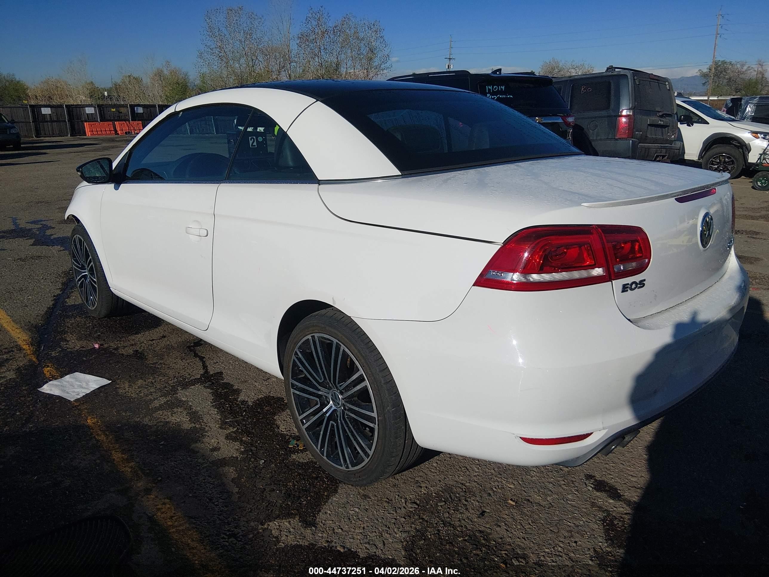 2014 Volkswagen Eos Sport White vin: WVWBW8AH2EV005107