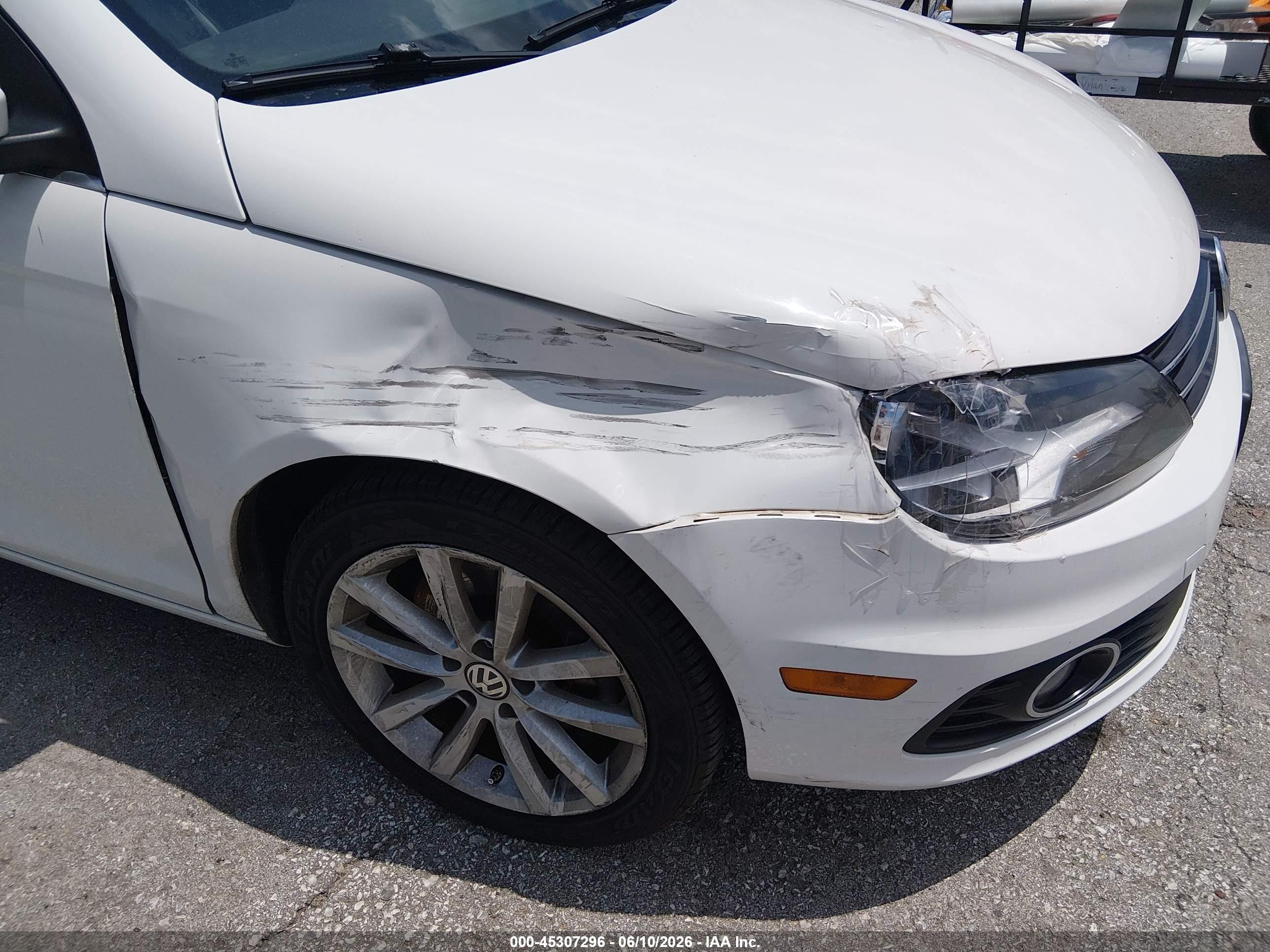 2013 Volkswagen Eos Komfort White vin: WVWBW8AH3DV005552
