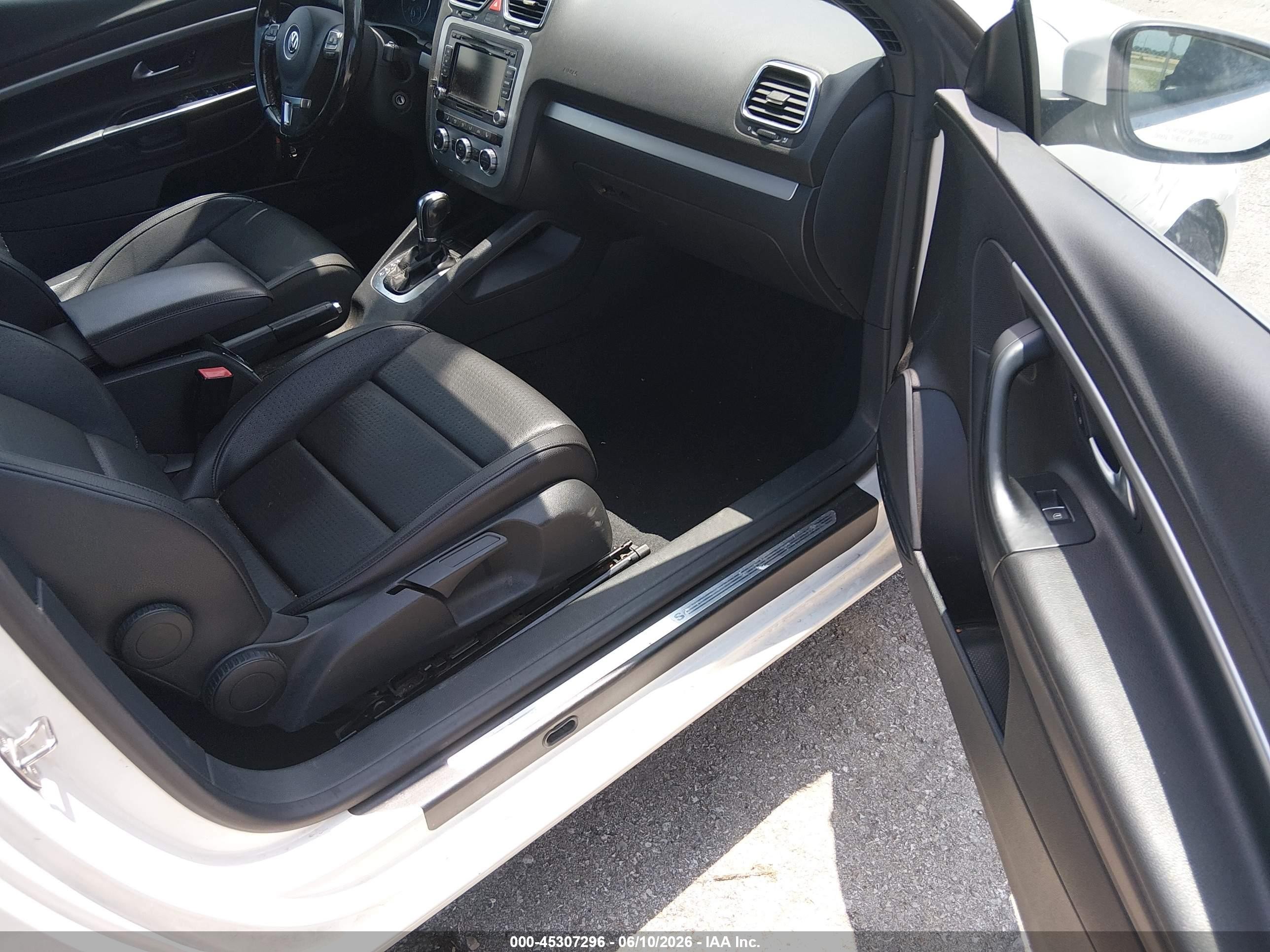 2013 Volkswagen Eos Komfort White vin: WVWBW8AH3DV005552